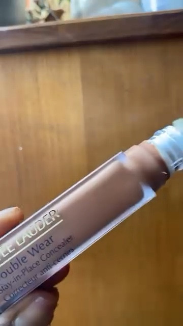 gifted by Estee Lauder 🤎

@esteelauder #myshademystory
#This is definitely my every day concealer I love how it doesn’t feel to heavy on the skin and not to much too much creasing and I love the coverage 💗