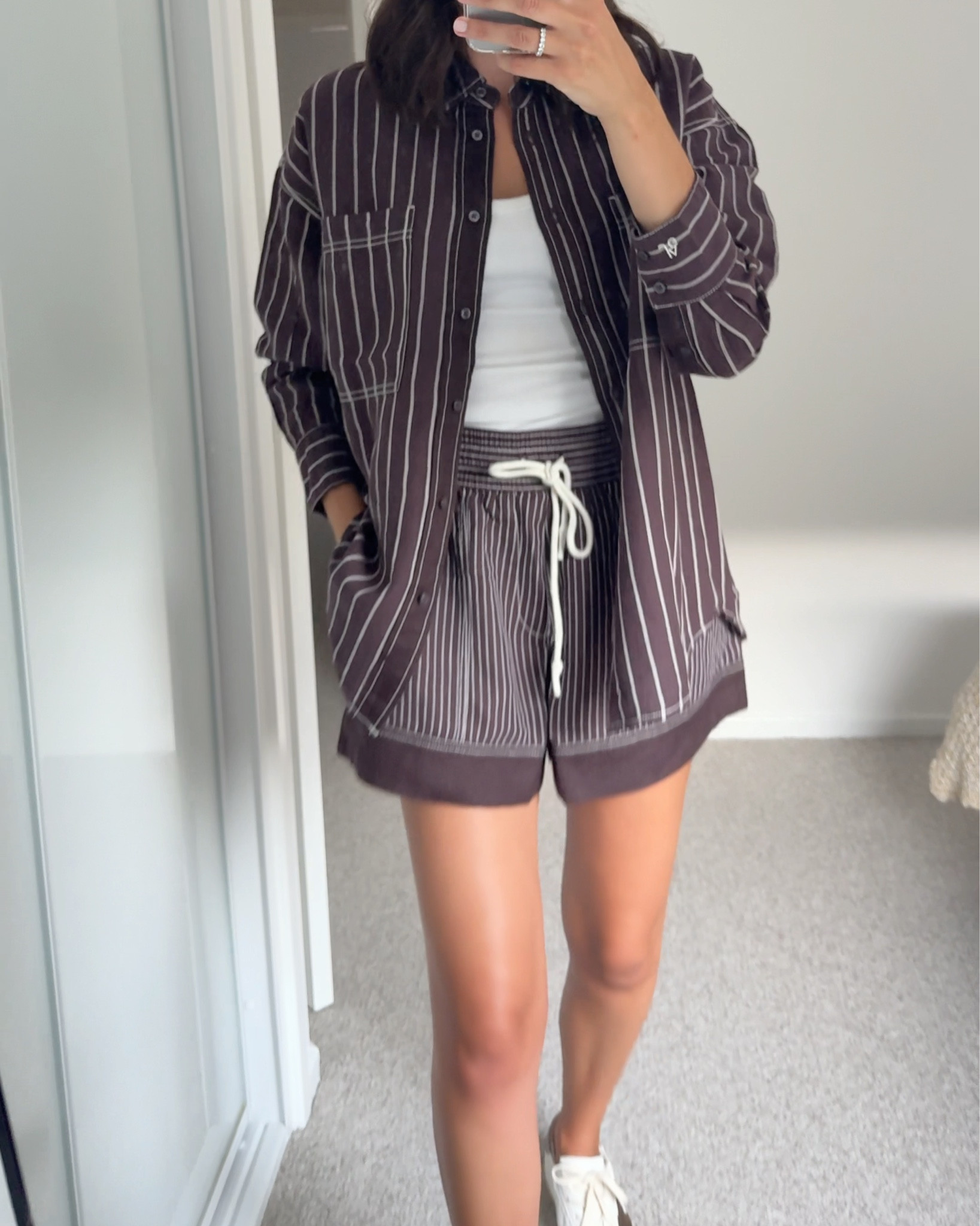 Currently living for matching sets this spring — they make getting dressed so effortless but still put-together. This chocolate brown linen set from JAG is the perfect mix of relaxed + chic, and I love that I can wear it as a full look or mix the pieces back with denim, tanks, or crisp whites.