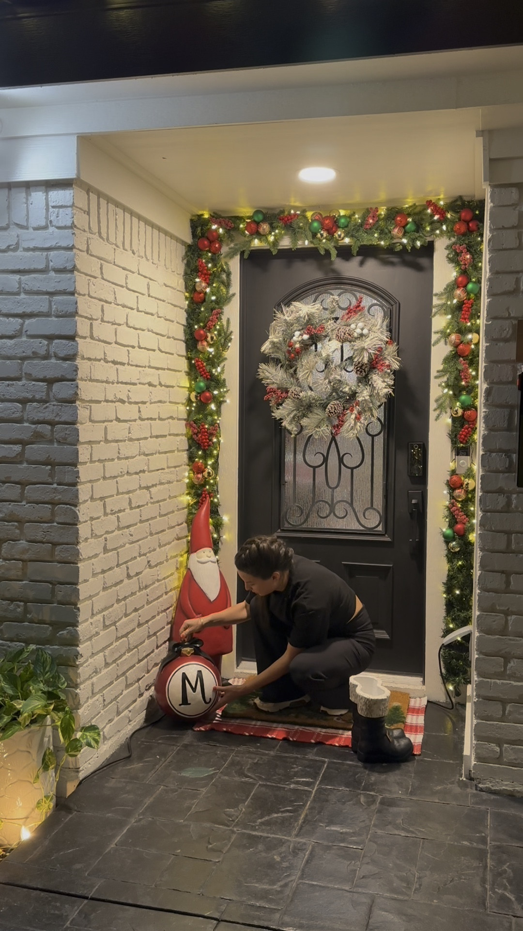 Decorando la entrada 🙂 si no hay link es porque lo compre en Homegoods o TjMaxx 

#LTKWatchNow #LTKHoliday #LTKSeasonal