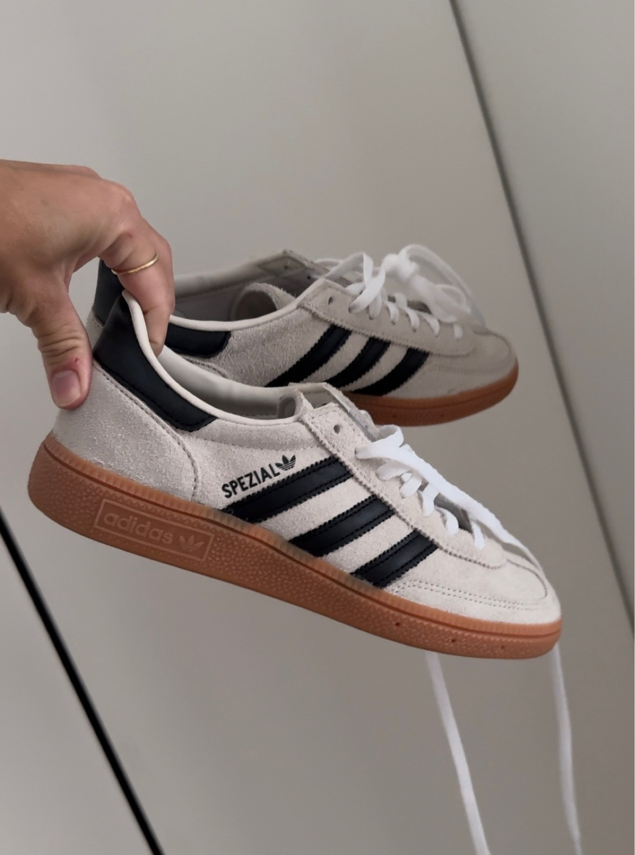 ich liebe aktuell die Adidas Spezial einfach 🥹 verlinke euch mal keine liebsten colorways 🔥

#adidasspezial #adidas #sneaker #springlook 

#LTKshoecrush #LTKstyletip #LTKSeasonal