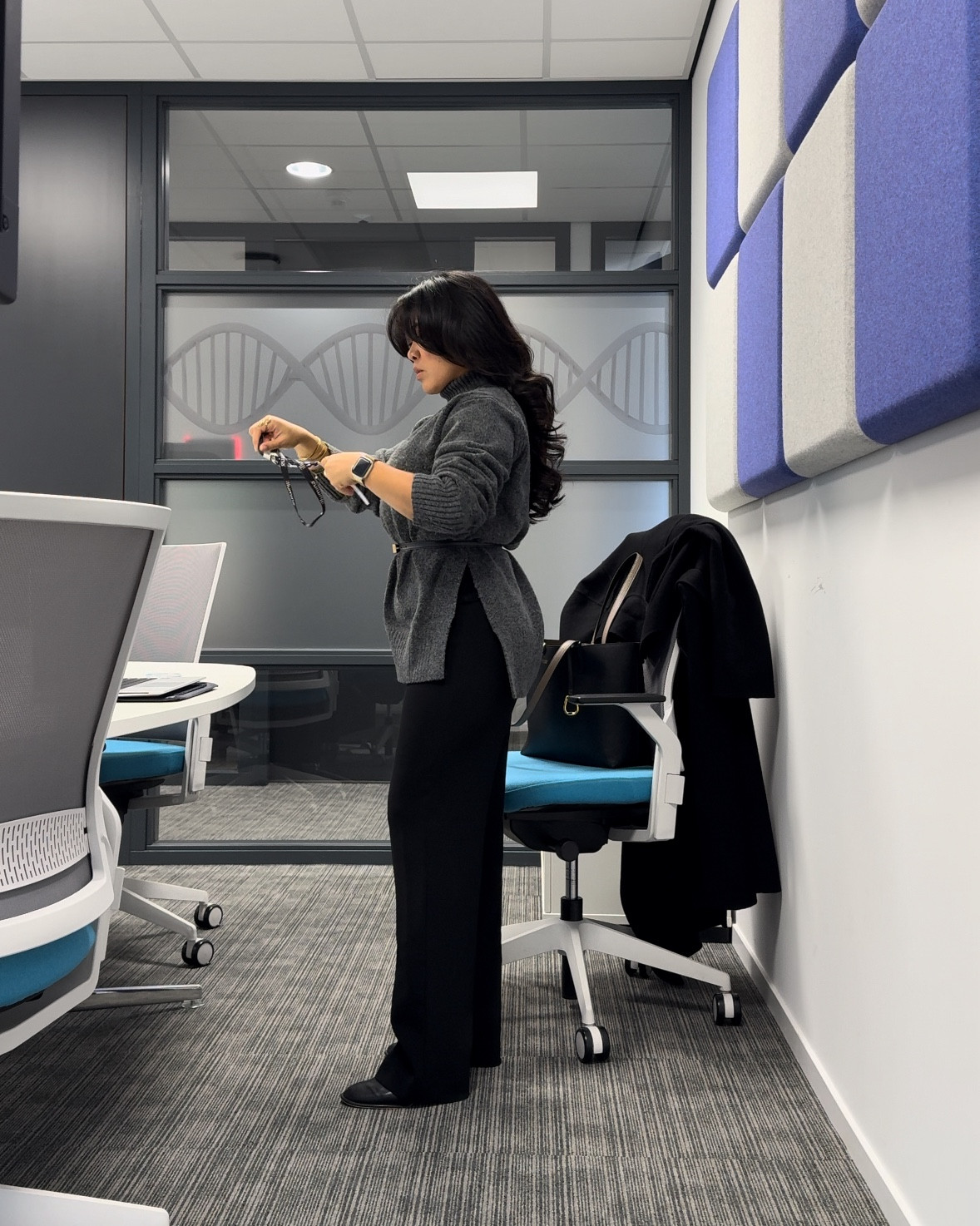 Embracing the corporate mom life in my favorite gray-to-black pants and boots combo, perfectly paired with a sleek black belt and bag. Keeping it stylish, minimalist, and chic—because confidence is the best accessory! ✨ 

#LTKautumn #LTKworkwear #LTKnederlands
