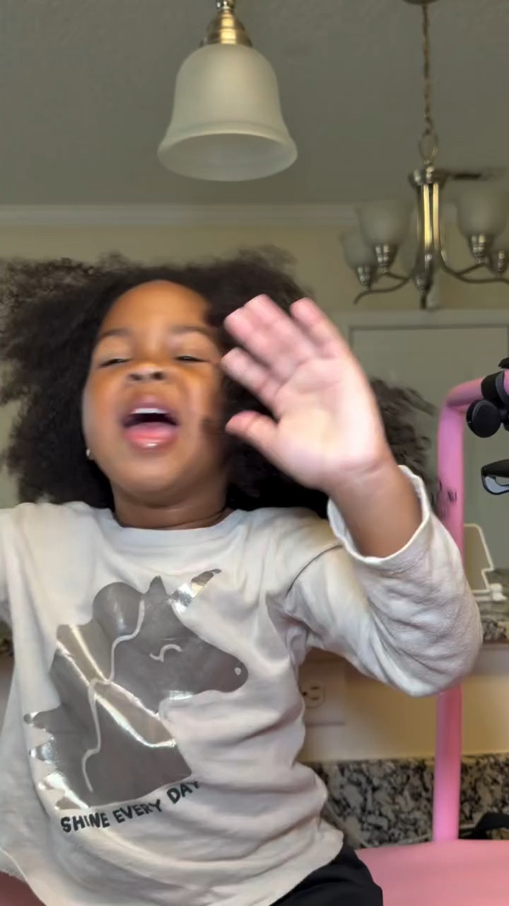 Just know that summer is in the air when you see us with our @rizoscurls 🩷🧡

#rizoscollective #rizosambassador #curlyhairkids #curlyhairproducts