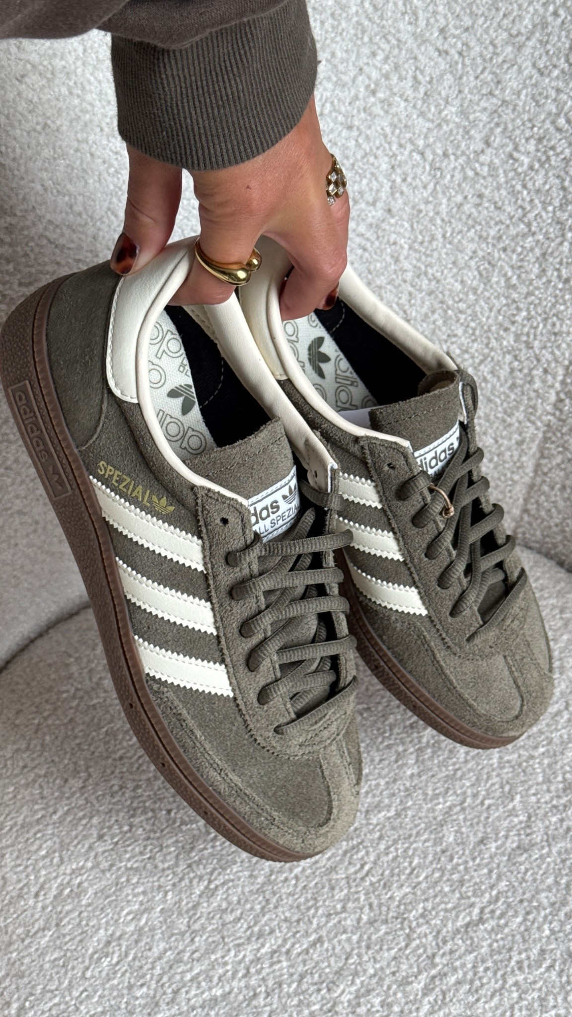 the perfect a/w trainer 🫒

[ adidas spezials, adidas originals, asos, autumn style, trainer unboxing ] 

#LTKautumn #LTKshoes #LTKuk