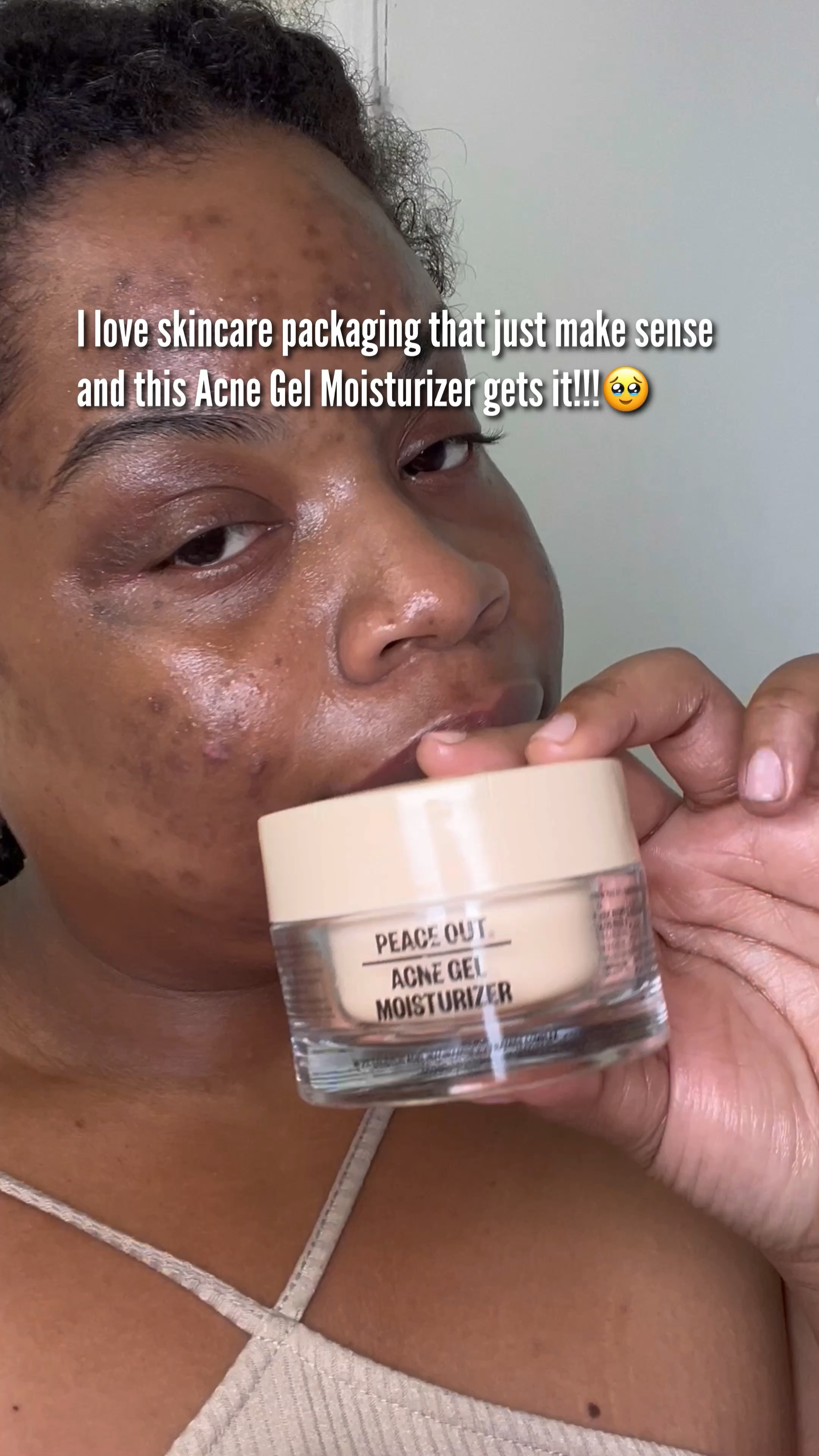 If you’re all about cute, functional packaging, this one’s for you! The lil’ spoolie stored in the lid makes it easy to keep things clean and hassle-free! 😍 Plus, this acne gel moisturizer isn’t just about convenience—it’s packed with skincare power💧

✨ Here’s why you’ll love it:
🧼 2% Salicylic Acid: Clears acne while exfoliating and deep cleaning your pores.
💦 Niacinamide: Minimizes pores and helps calm oily, stressed-out skin.
🛡️ Ceramide Complex: Strengthens your skin barrier, locking in moisture for that smooth, hydrated glow.
🌺 Hibiscus Hydration Protection: Delivers an extra boost of hydration to keep your skin looking fresh!

🎥 Ready for a moisturizer that tackles acne and keeps your skin feeling light and grease-free? Give this a try and let us know how it works for you!

#AcneProneSkin #PeaceOutSkincare #SkincareRoutine #ClearSkinJourney #AcneFighter #NiacinamideBenefits #SalicylicAcidLove #MoisturizerMagic #SkincareEssentials

#LTKGiftGuide #LTKFindsUnder50 #LTKBeauty