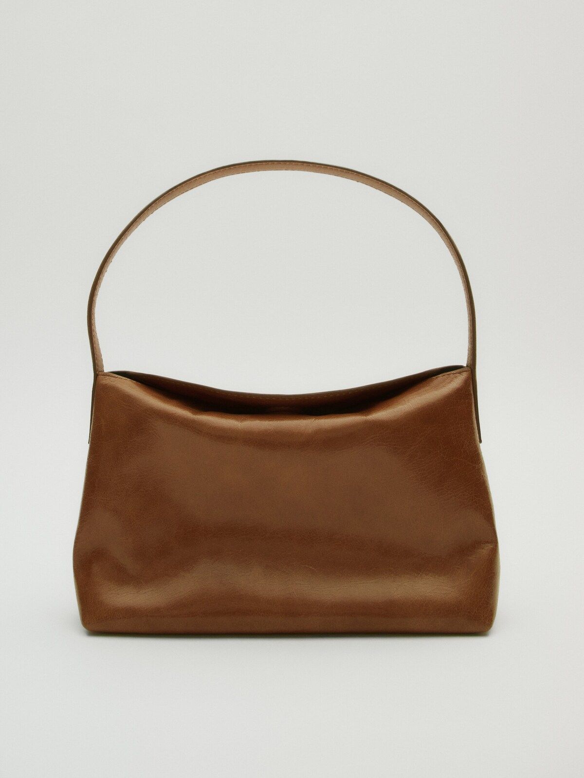 New ‘90s crackled leather shoulder bag | Massimo Dutti UK