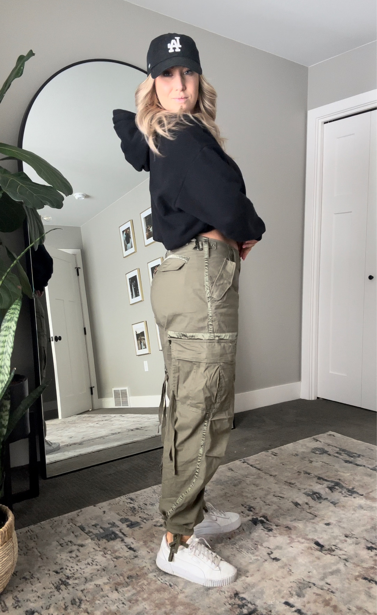 Casual outfit inspo with Abercrombies cargo pants 🪐

Pants: 30 Curve Long 
Sweatshirt: L
Croptuck on Croptuck.com

#LTKcurves #LTKfit