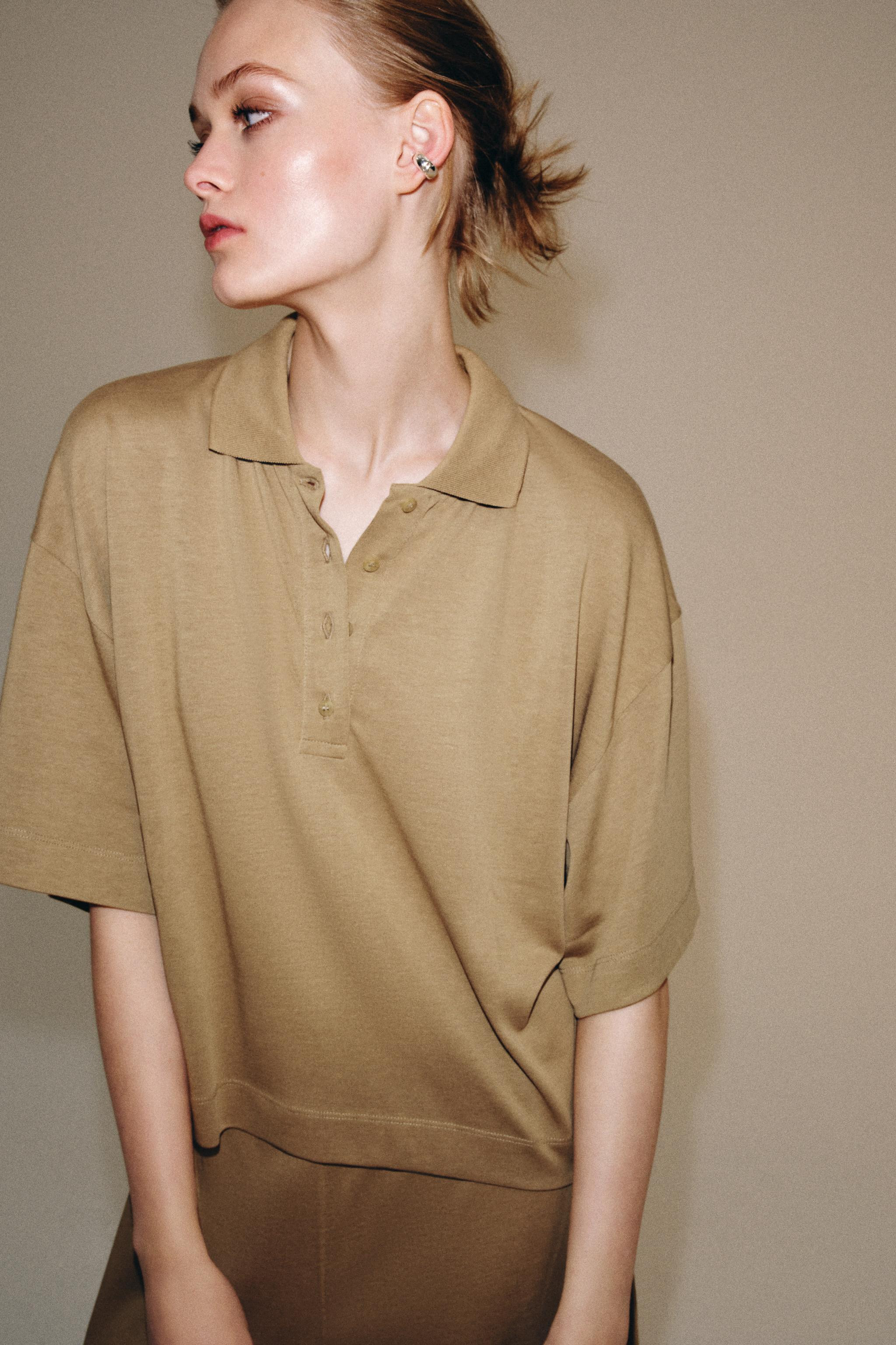 Model height: 176 cmREGULAR FIT - REGULAR COLLAR - REGULAR LENGTH - SHORT SLEEVET-shirt made from... | Zara UK