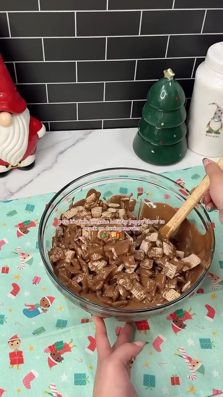 The sugar content in this is insane! Like I love sugar but even this is a lot for me🎄
.
#muddybuddies #puppychow #HolidayTreats #christmasdesserts 