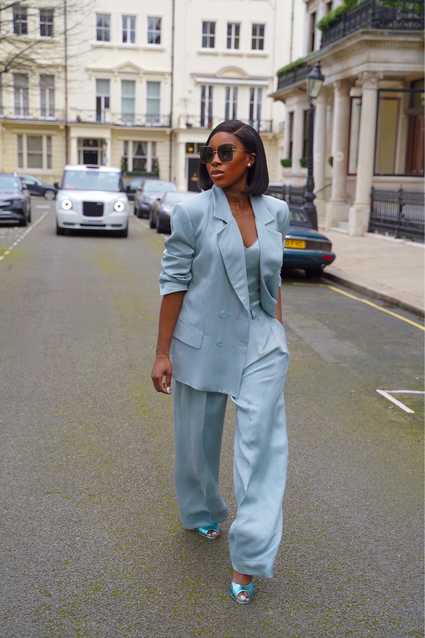 Monochrome dreams 

Wearing a size M Blazer and size 14 trousers for a super oversized look! 🩵