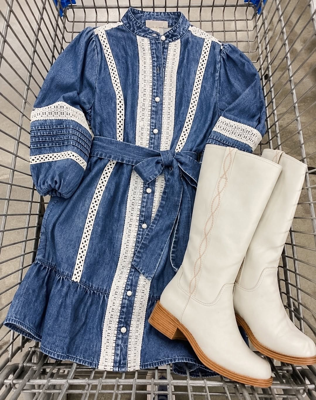 Love the details in this dress and pairing it with the white boots 😍😍