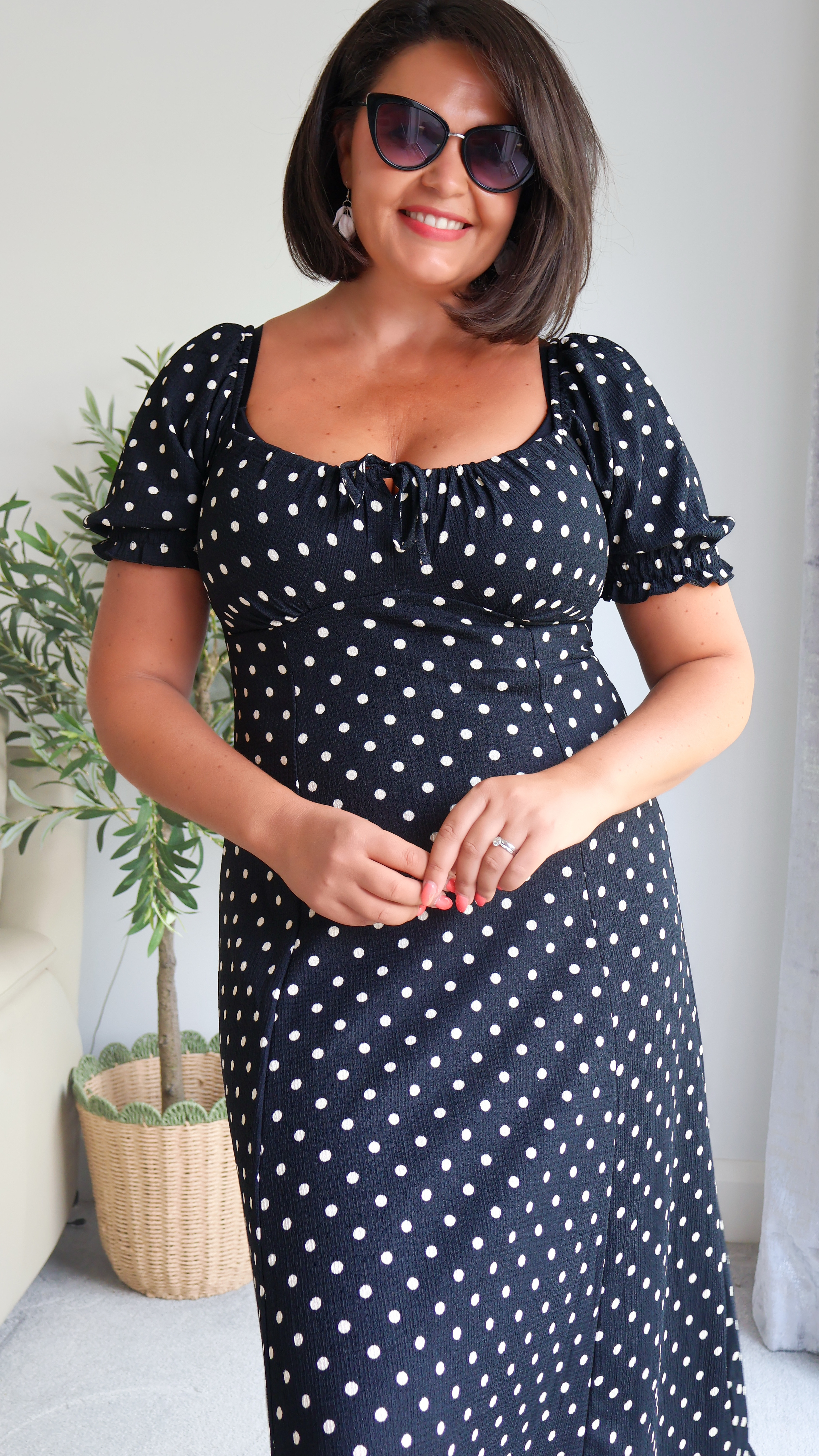Polka Dot Puff Sleeve Midi Dress – Size 14 Try-On

Looking for a flattering summer dress for a midsize body? This black polka dot puff sleeve midi dress is perfect for curves. I’m wearing a size 14 and showing how it fits a midsize, midlife figure – including how it works with a fuller bust.

This dress is lightweight, feminine, and ideal for summer occasions — from brunch to holiday evenings. 

🖤 Midsize fashion
🖤 Dresses for size 14 women
🖤 Summer dresses for curvy figures
🖤 Outfit ideas for midsize women
🖤 Real body try-on reviews


#LTKuk #LTKmidsize #LTKsummer