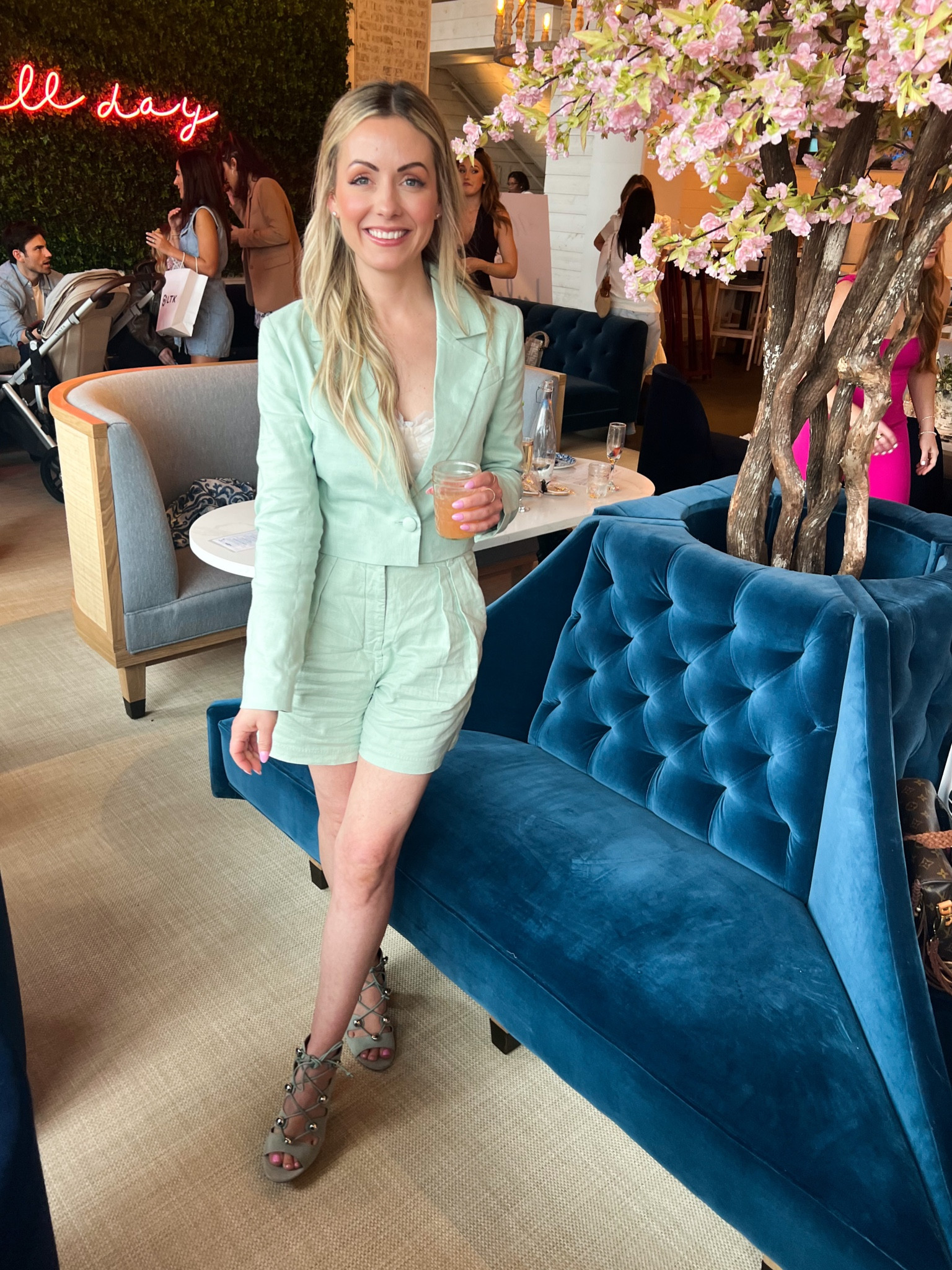 Brunch in Nashville wearing my Abercrombie blazer short suit in a size XS 💚


Linen blazer, linen outfit, Abercrombie style, blazer outfit, sage green, nashville style, brunch outfit

#LTKtravel #LTKstyletip #LTKFind