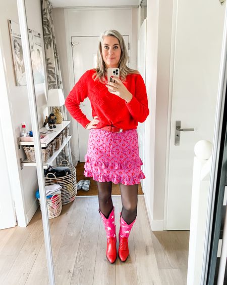 Outfits of the week

I felt like dressing up after my sluggish after-dip onesie 😅. Wearing a red sweater with hearts (tts) a red, pink and blue paisley print ruffle mini skirt (Wibra, xl), fleece tights and red and pink cowboy boots. 



#LTKshoecrush #LTKeurope #LTKstyletip