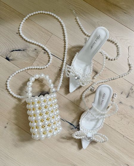 FASHION \ pretty pearl finds from last nights look!

Handbag
Heels
Wedding guest
Night out
Amazon 

#LTKitbag #LTKshoecrush #LTKFind