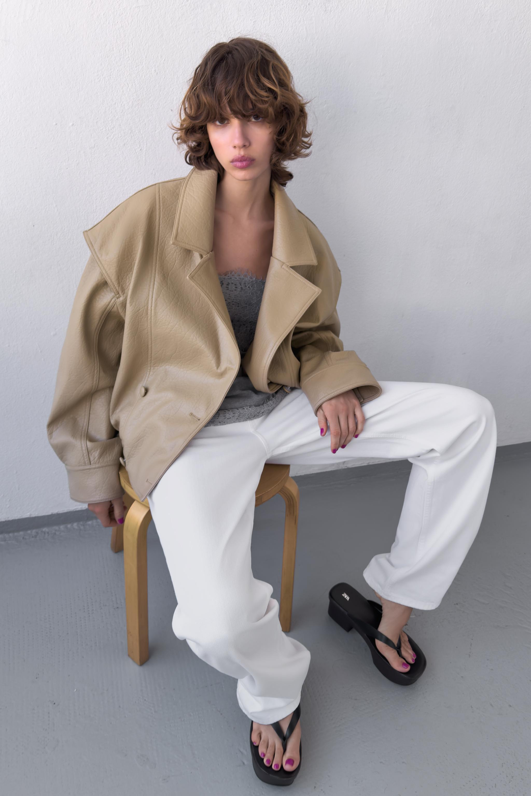 Model height: 176 cmJacket with a lapel collar. Drop-shoulder long sleeves with elasticated cuffs... | Zara UK