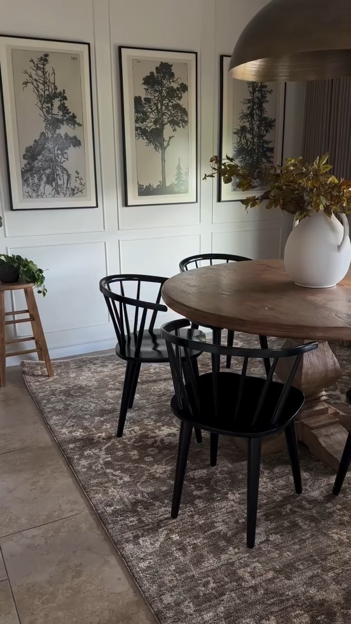 I am absolutely loving this earth tones rug from @loloirugs and @chrislovesjulia ! 🍂 It sets the tone for fall and gives this space a nice refresh. 
Hope you all have a lovely day!!
.
.
.
#cljxloloi #budgetfriendlydecor #affordablehomedecor  #stylewithme #dailyreels #reelsinstagram #homeinspo #reelitfeelit #interiorinspiration #designonadime #designonabudget #budgetfriendly #homedecor #boujieonabudget #makehomeyours #smmakelifebeautiful
#howedwell #howyouhome #myneutralhome #dailydecordose #ａｅｓｔｈｅｔｉｃ