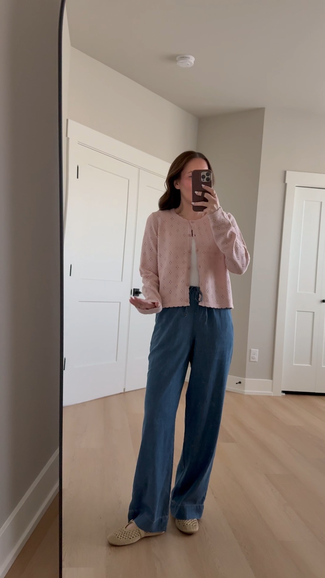Teacher outfit idea 🍎 these pull on pants are perfect for spring in the classroom! Wearing a small cardigan and small pants 

Teacher style | teacher outfit idea | classroom style | outfit idea | pull on pants 