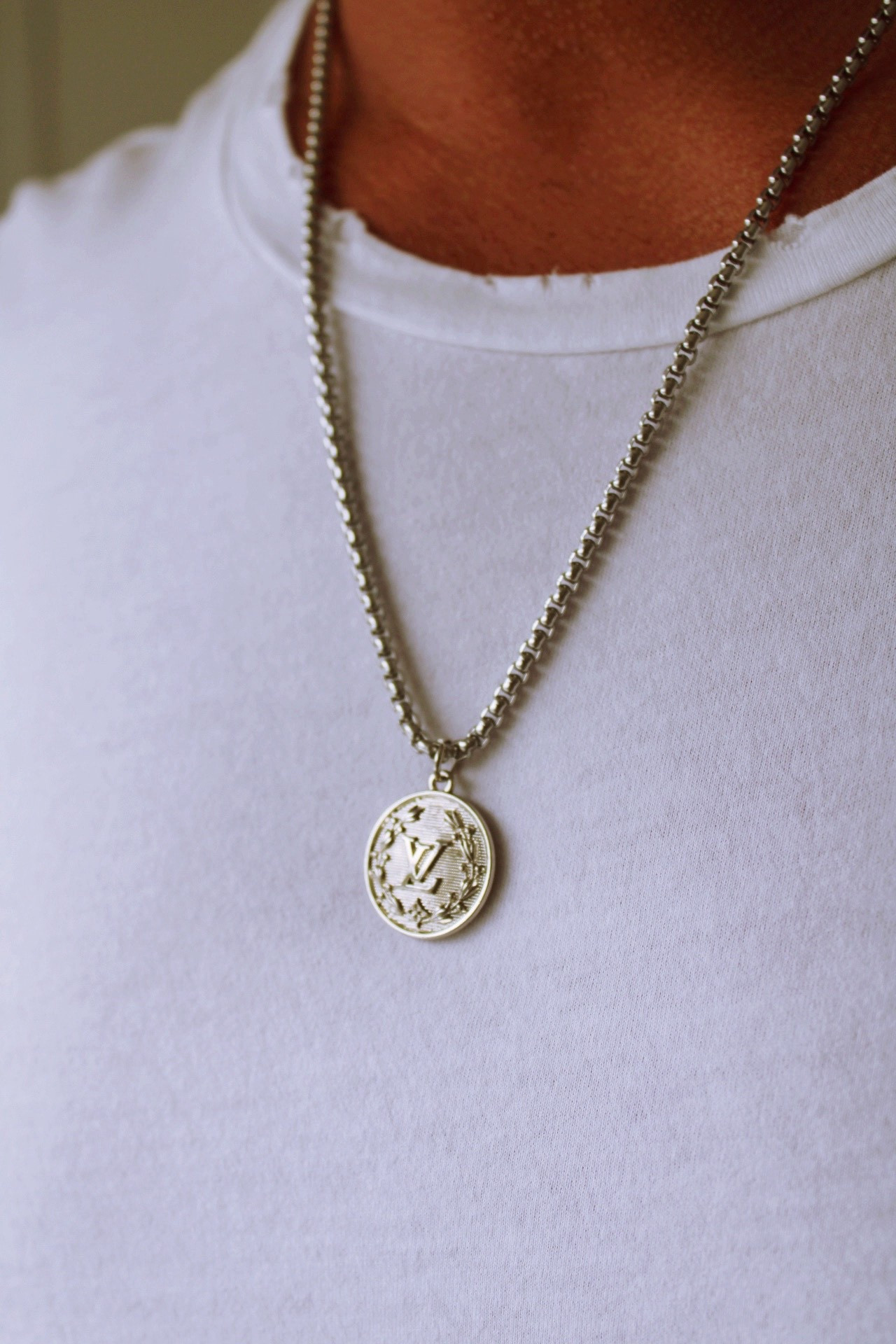 New drop from RAËLIV 🤍
The Laurel Necklace in Silver is waterproof, tarnish-free, and perfect for building your cool-toned stack.
A minimal piece you’ll reach for daily.
Linked on @shop.ltk
#LTKJewelry #SilverStack #MinimalStyle #RAËLIVStyle #WaterproofNecklace #NecklaceDrop


#LTKMens #LTKGiftGuide #LTKHoliday