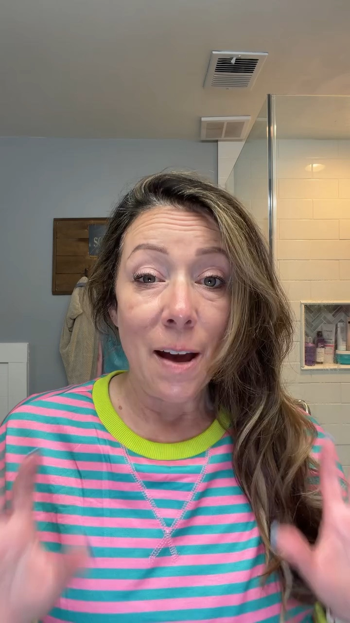 Dry shampoo helps absorb excess oil, refresh roots, and extend time between washes for quick, easy hair maintenance.@BULUBIU #DryShampoo #HairHack #HairRoutine #OilyHair #BeautyTips