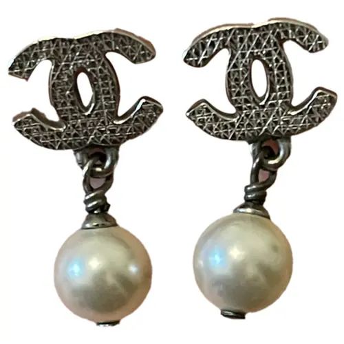 Cc pearl earrings Chanel Silver in Pearl - 41008822 | Vestiaire Collective (Global)