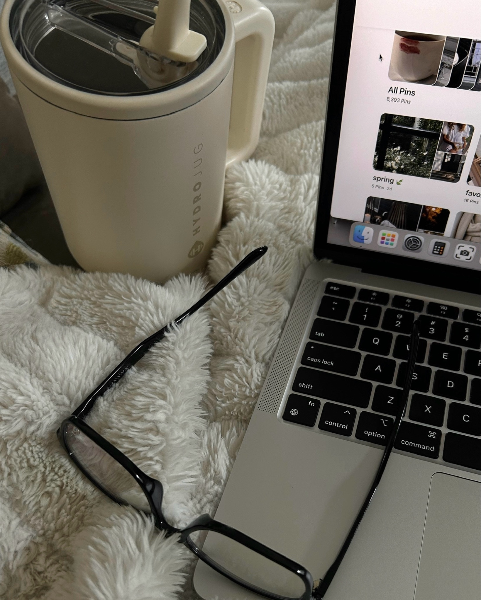 work essentials 👩🏻‍💻

hydrojug traveler 40oz in cream, blue light blocking eye glasses, silver macbook air, amazon finds, hollyfrocks

#LTKhome #LTKworkwear #LTKfindsunder50