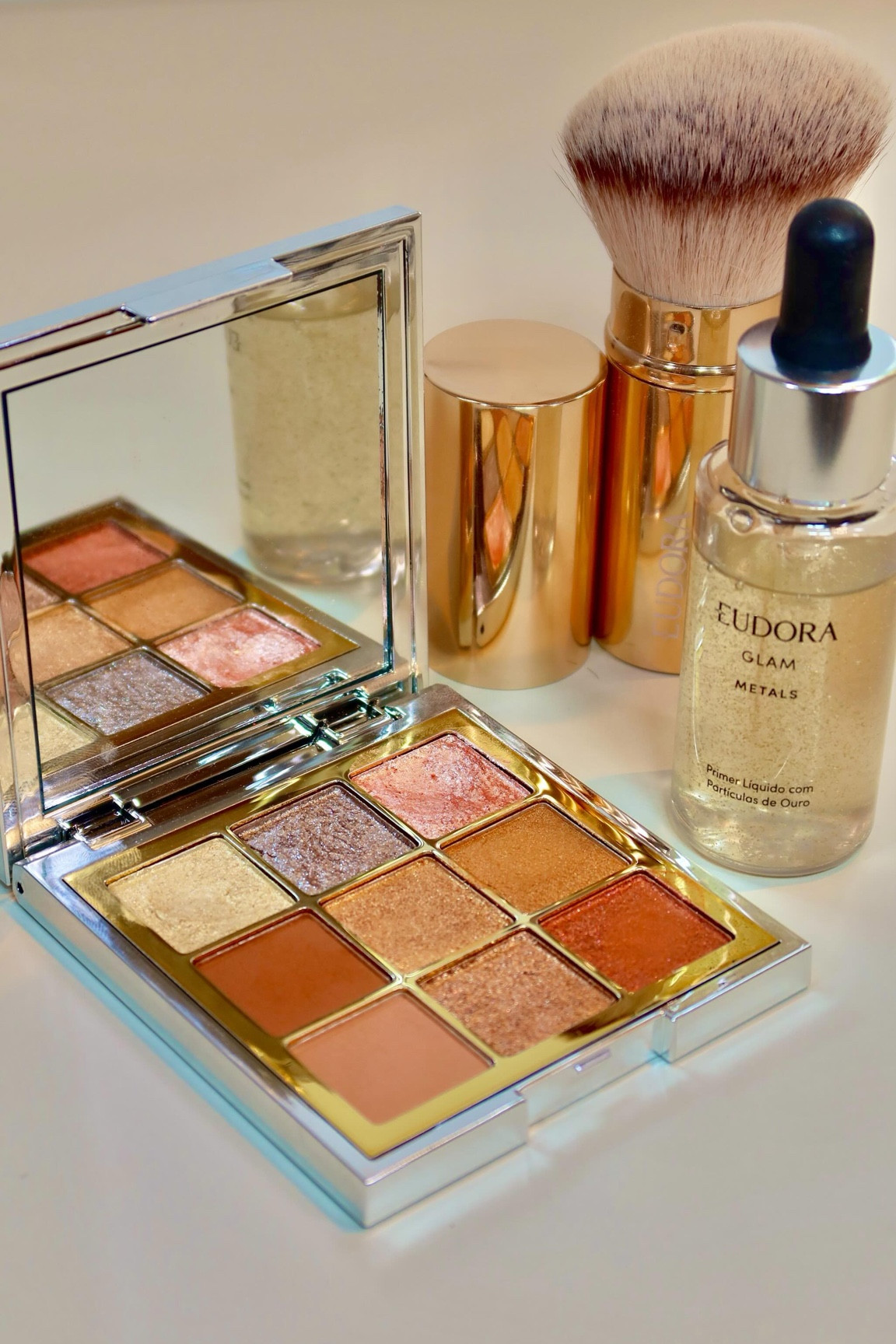 Linha Glam Metals de @eudora é uma das mais lindas que eu já testei ✨

Conta com primer, pincel retrátil multifuncional e uma paleta de sombras muuuito pigmentadas pra gente usar em todas as ocasiões! 

Aprovadíssimos por aqui, inclusive ando viciada nesses produtos 💖

E você, já testou essas novidades? 

#eudora #eudoraoficial #eudoraglam #maquiagembrasil #maquiagembr #lancamento