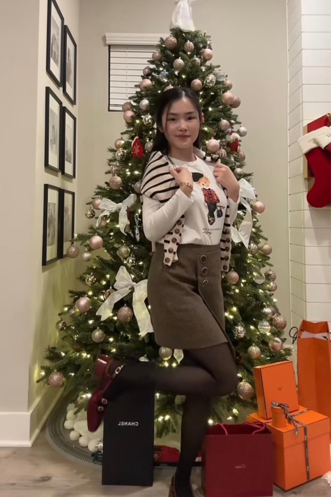 Hôm nay Xmas mang giày đỏ cùng màu với gói quà ông già Noel tặng ❤️🎁

#LTKSeasonal #LTKHoliday #LTKGiftGuide