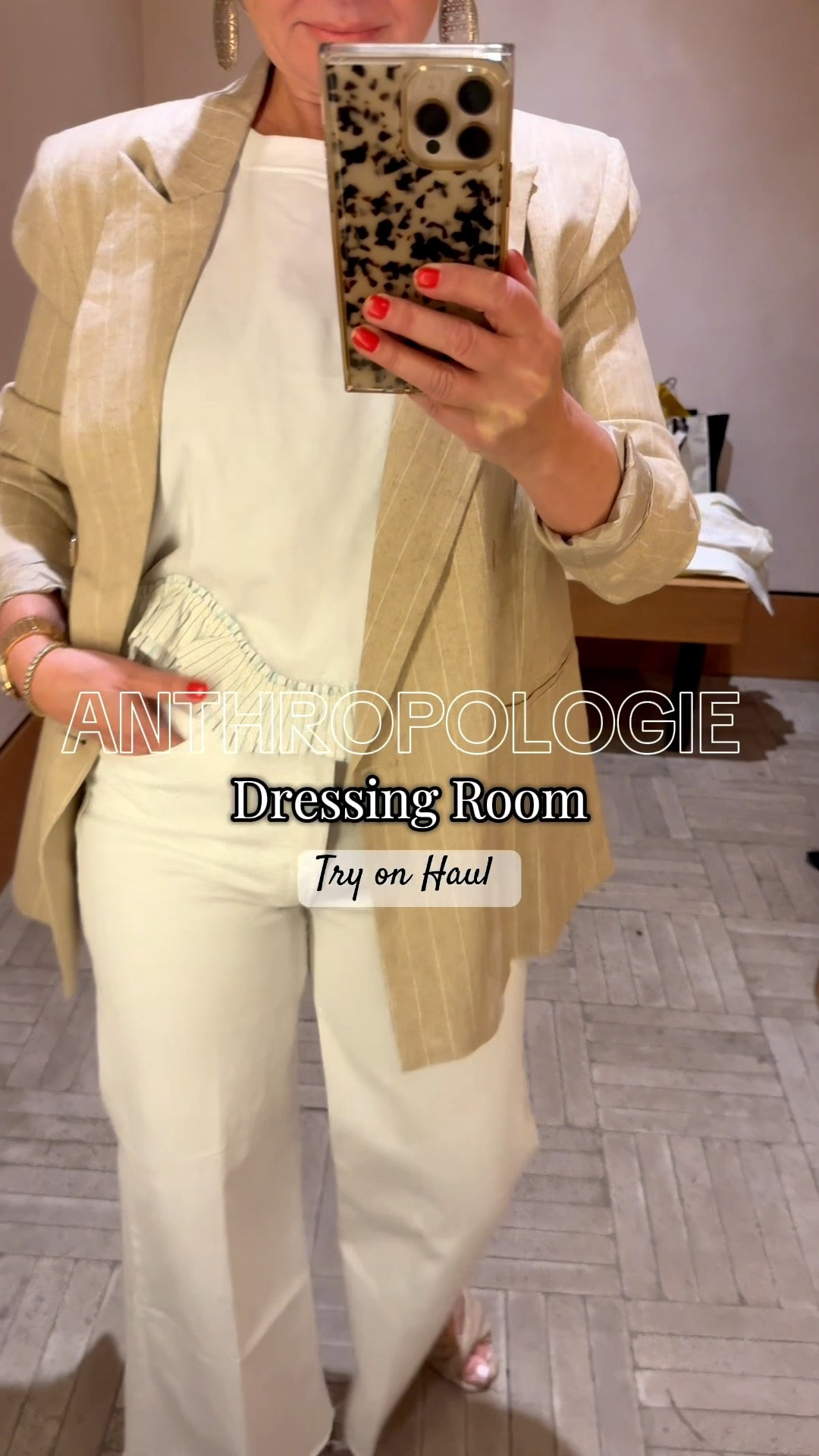 Popped in to check out a few new pieces at Anthropologie. Loving the white denim so much!!!!  Among other pieces!!! 🤣🤣