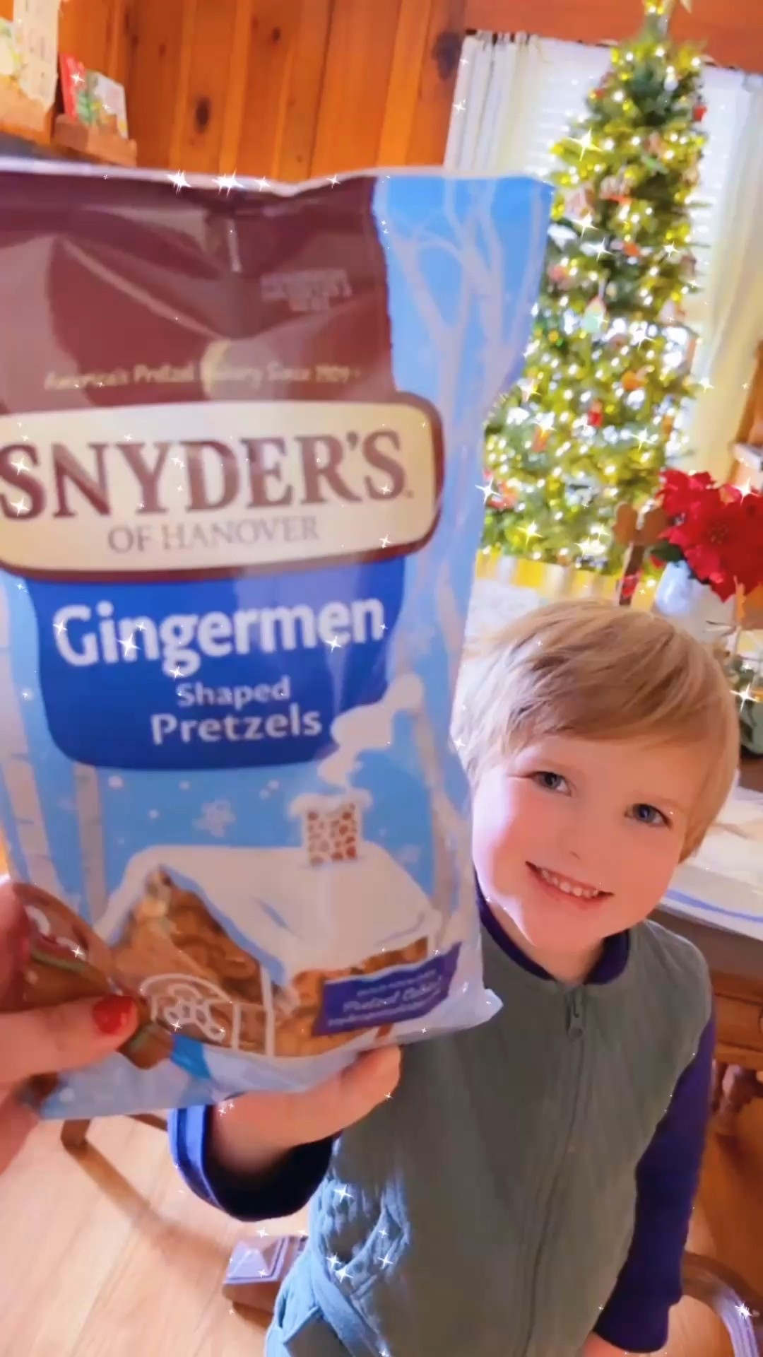 Headed out with my little elves 🎅🏻❤️ to do some shipping at the post office 🏤💌📮 and packing them a little snack - and LOOK HOW CUTE these little gingerbread 🎄✨ pretzels 🥨 are that we found at Walmart?! I am obsessed 🤩🤭🥰