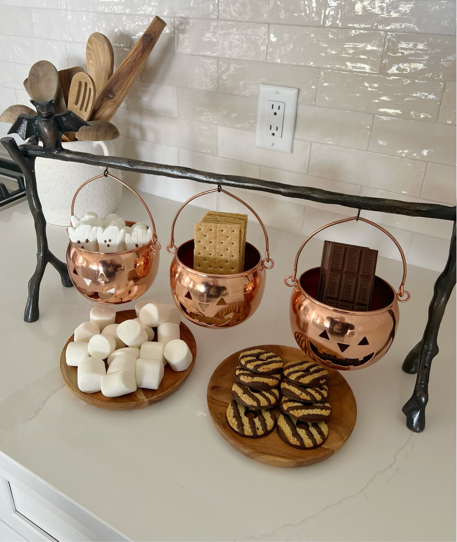 Picked up these cute cauldron’s at HomeGoods and created this fun Halloween s’mores board. 🦇Linked some other options below ! 🤍


#halloween #halloweendecor #homedecor #caldron #halloweenparty #halloweeninspo #halloweenmovienight #marshalls #Tjmaxx #homegoods
#halloweenfinds #halloween2024

#LTKHome #LTKSeasonal #LTKFamily