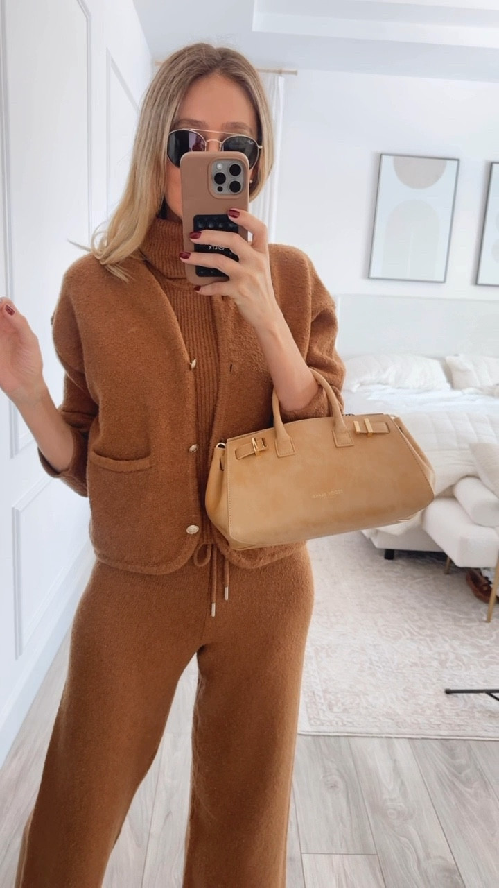 This @splendidla x @cellajaneblog look available at @dillards is everything! I'm absolutely in love with these outfits; they're incredibly soft, comfortable, and flattering. I love how versatile each piece is; you can mix and match them for endless fall looks. Everything runs true to size. I'm wearing a size small, and I'm 5'9" for reference
@dillards @cellajaneblog @splendidla #sponsored


#LTKSeasonal #LTKU #LTKStyleTip