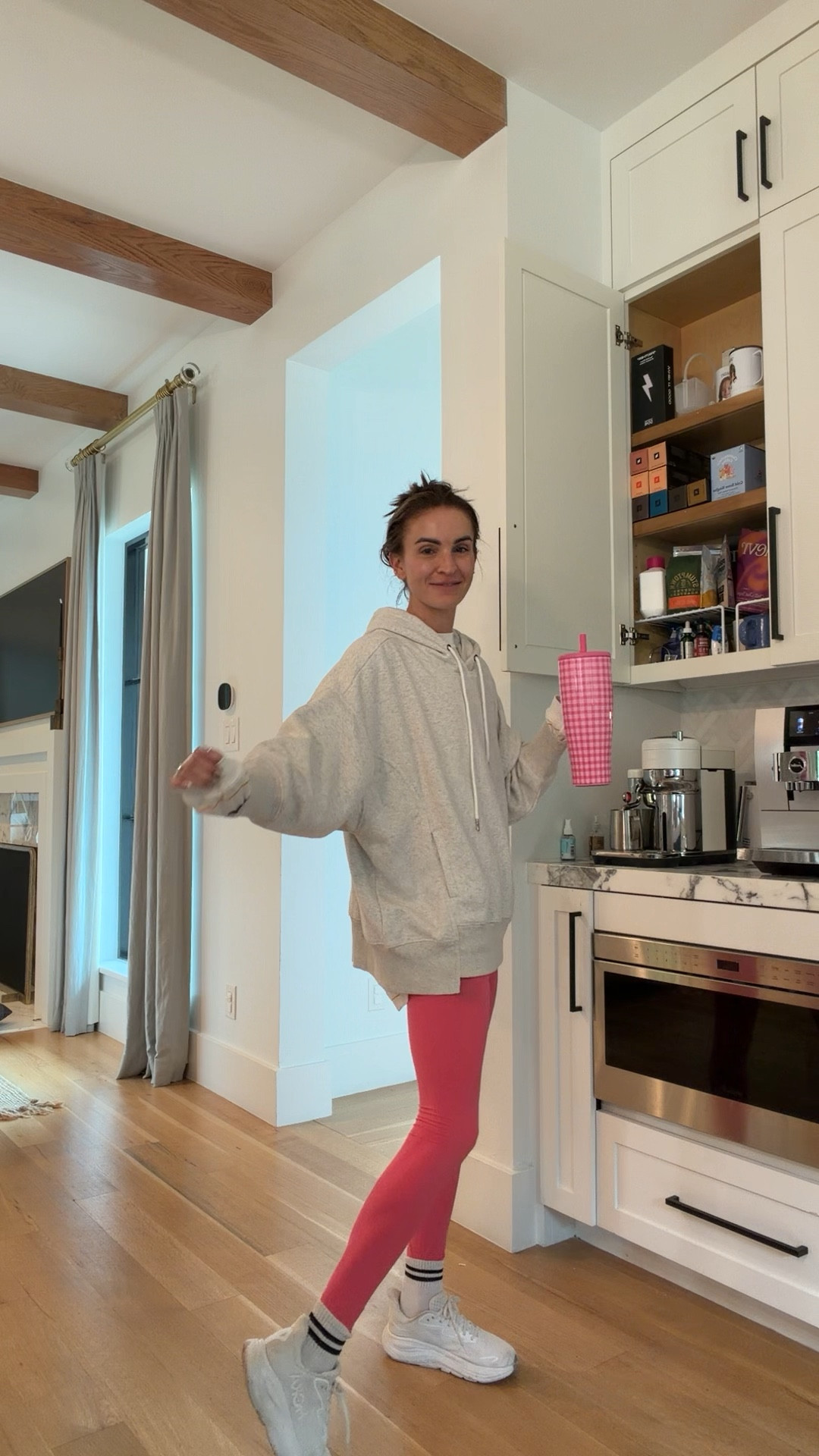 Happy Friday! Been in this comfy outfit running errands this morning 💗