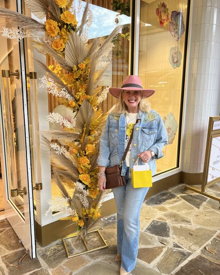 Lots of fun last night celebrating the new permanent Yellow Rose launch  @kendrascott @theshopsatlacantera 💛 I’m in love with this entire collection! From the big statement pieces to small dainty bits, I loved it all! 

#texas #yellowrose #theshopsatlacantera #wrangler #kendrascott #limitededition #springstyle #satx #shopltkit #ltkit 




#LTKmidsize