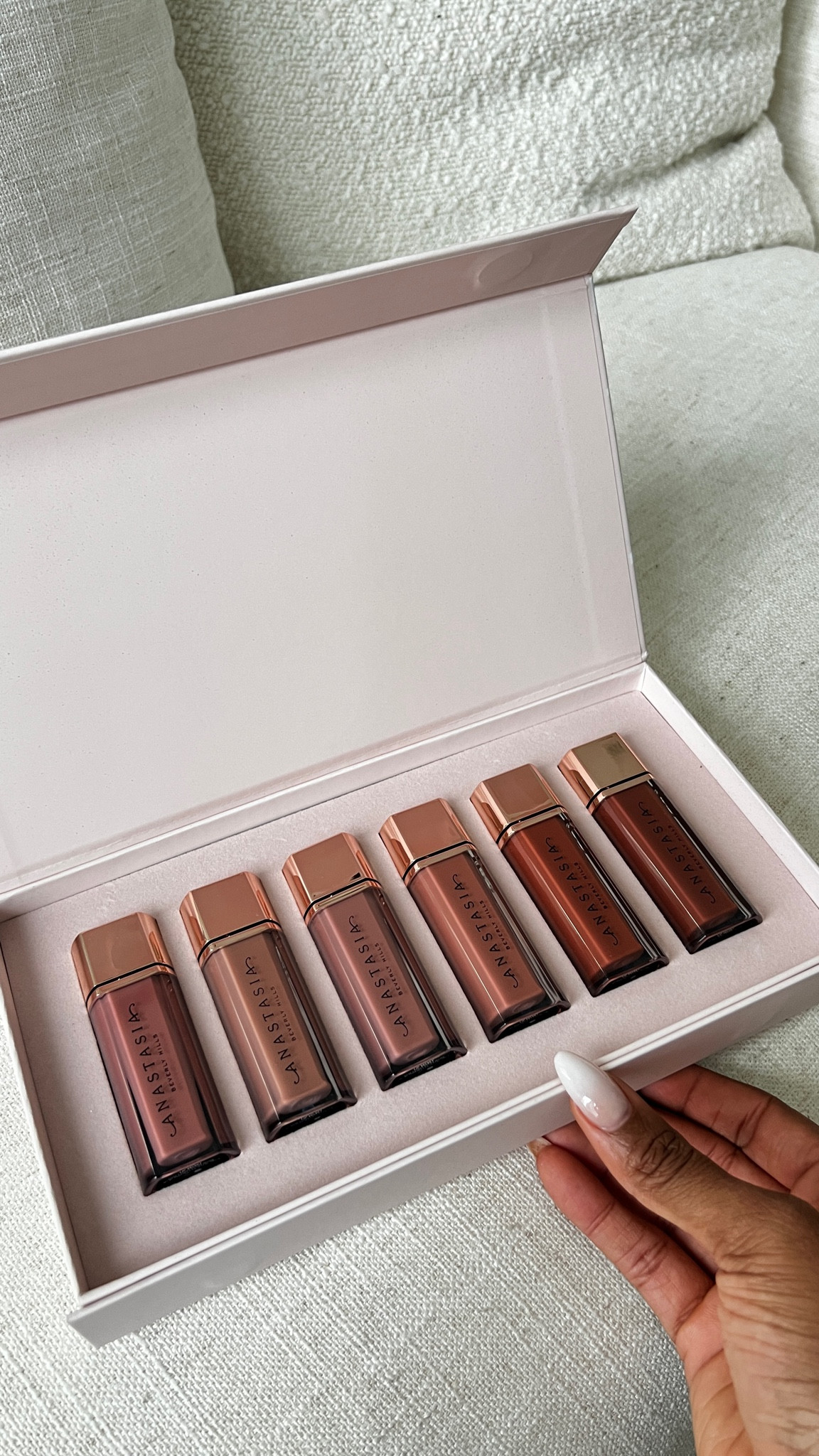 loving Anastasia Beverly Hills new Lip Velvets. they come in a total of 6 shades. my current fave is Peachy Nude paired with a dark brown lip liner 😙
#gifted