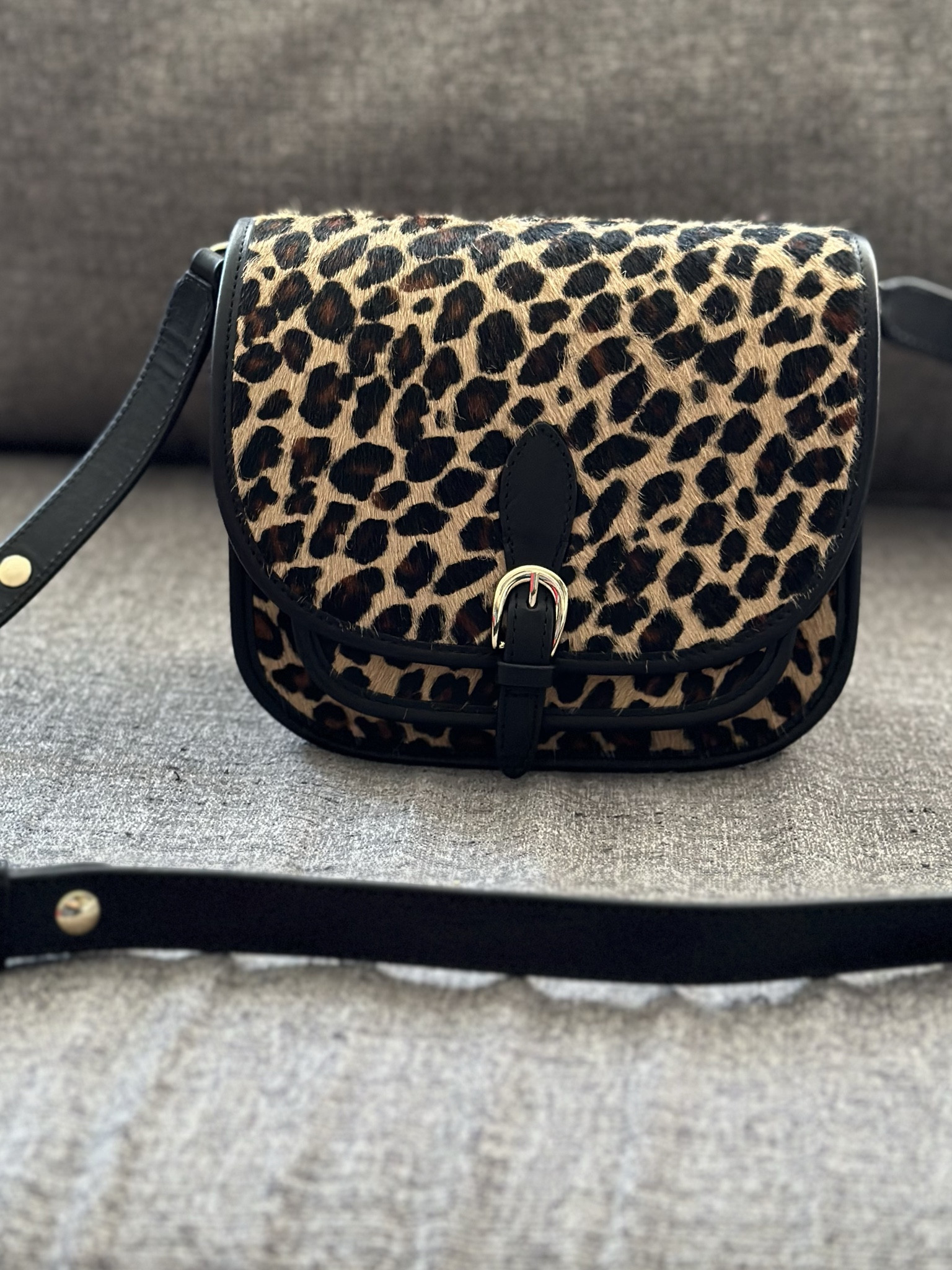 The Sezane Romeo bag is a messenger style back with 3 internal pockets. Also shared some pictures of comparing it to the Claude and Milo both of which have one main pocket and two slimmer pockets internally. 

#LTKstyletip #LTKitbag