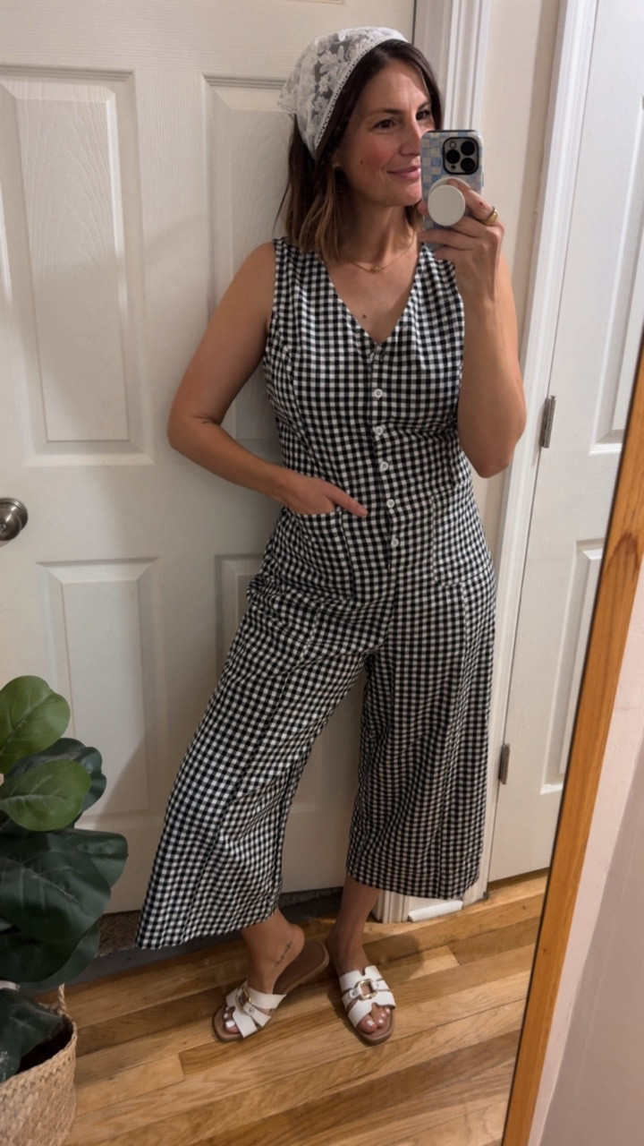It’s the tie in the back that SETS THIS APART because it’s cinches you in 🫶 

5’8”  and around 150lbs. wearing a medium. A large would be a little more oversized if you’re looking for that. 
@uaneo_fashion #fpinspired #summerwear #postpartumoutfits #newmoms #gingham

#LTKgrwm #LTKootd #LTKSaleAlert