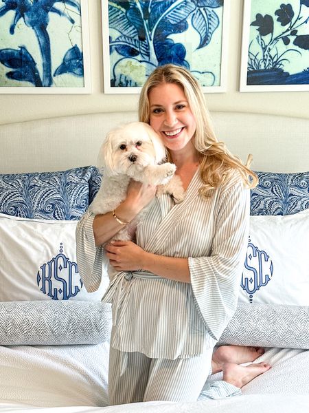 Sunday snuggles 💙 @lakepajamas just launched their adorable holiday collection & we are in love! This kimono style is so comfortable & unique and can’t wait to bust out these flannels for Christmas! #LAKEpartner