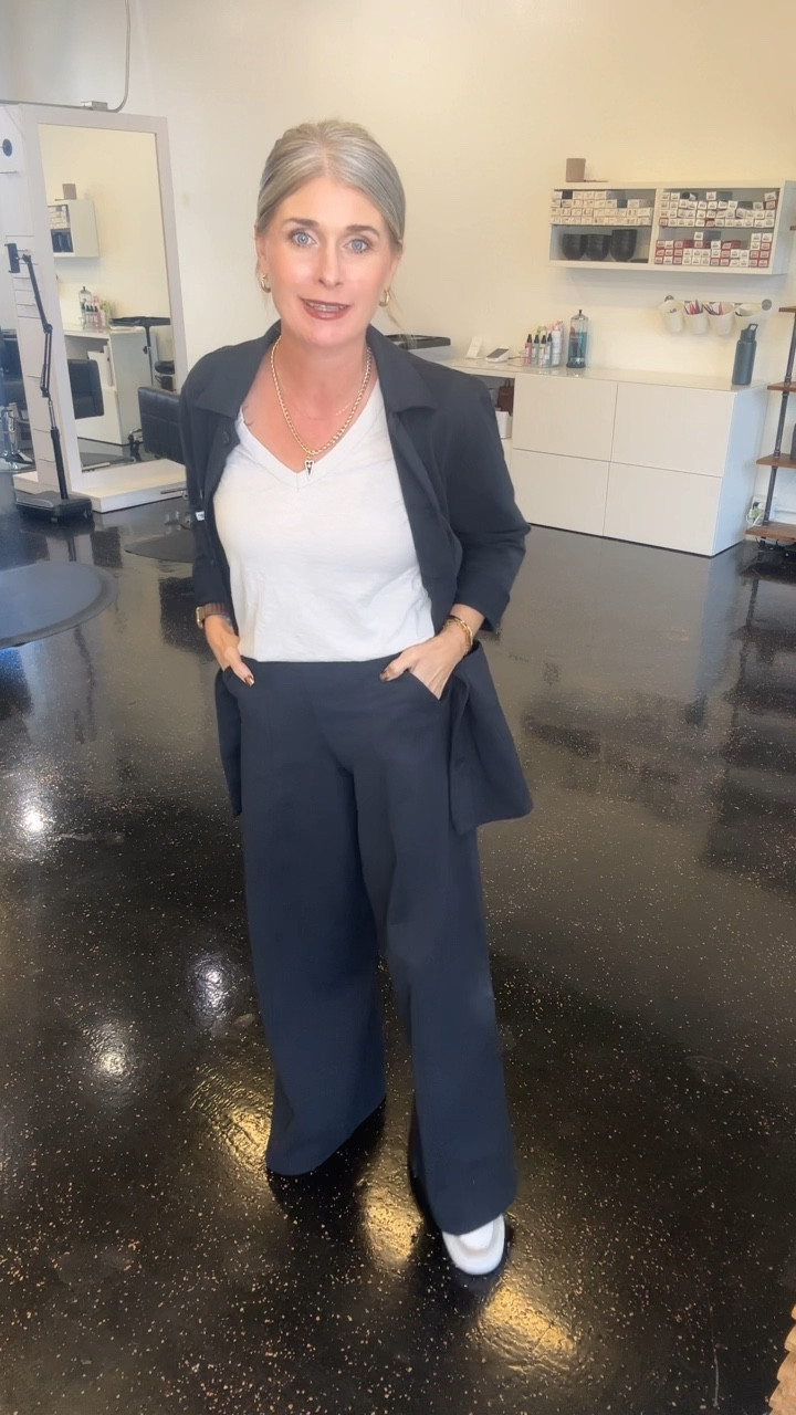 Another Wally World find! Perfect for the salon. Comfy and classy 😘

Wearing XS
5’1” 103lbs 

#LTKFamily #LTKSeasonal #LTKStyleTip
