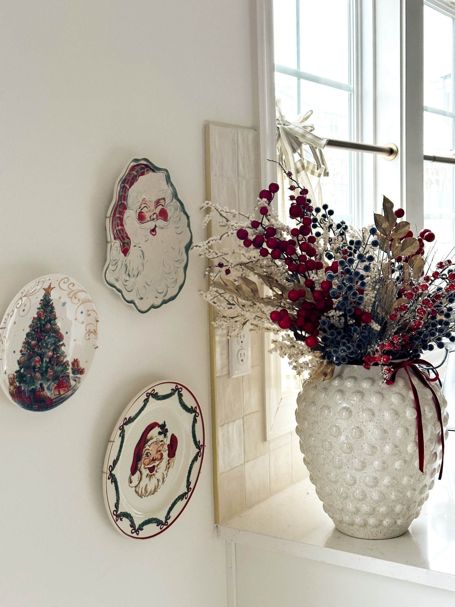 Cutie lil Christmas plate wall 🎅❤️
Linking exact plates plus a few others that I think would be cute!

#LTKHome #LTKGiftGuide #LTKSeasonal