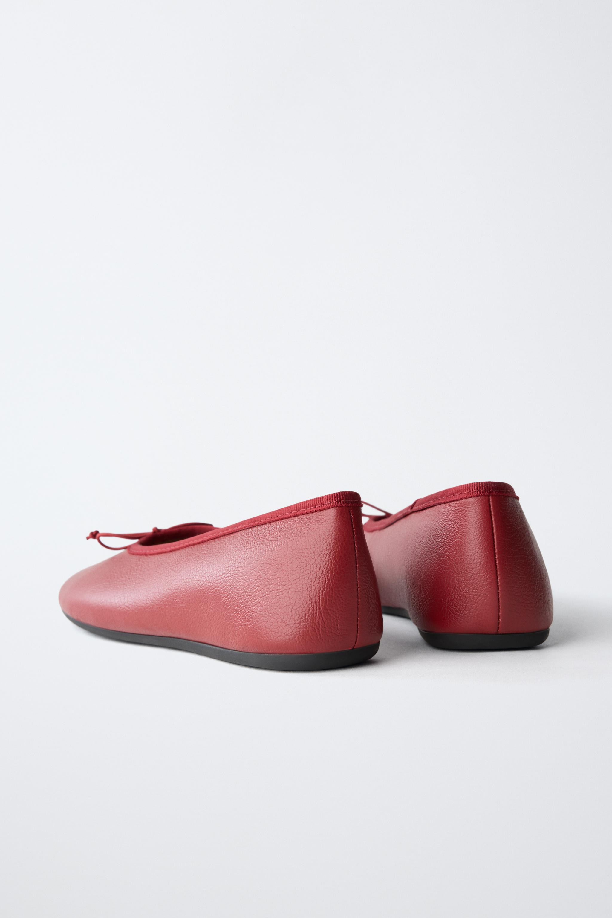100% leather ballet flats featuring a bow detail on the front. Rubber sole. LEATHER: This item is... | Zara US