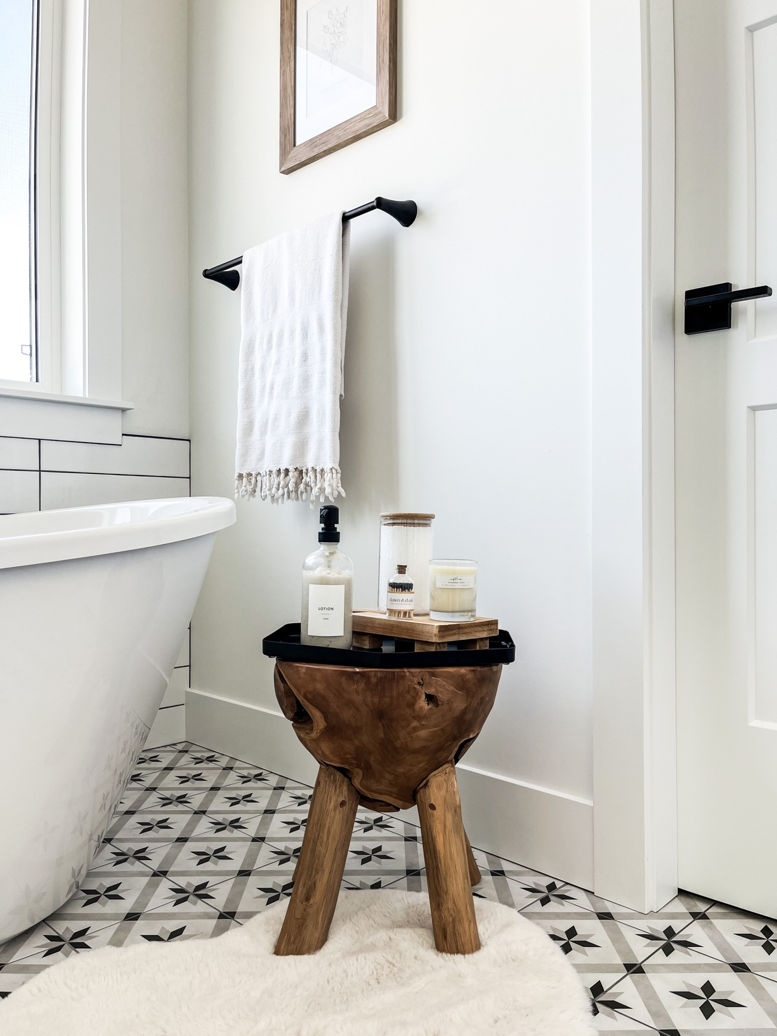 H O M E / setting the mood with this bath side essentials tray 🤌🏻

+ black metal hexagonal tray
+ hers lotion bottle + label
+ glass jar with bath salt + wood lid
+ scented candle 
+ decorative match sticks bottle
+ turkish bath towels (my fav)
+ frame (free google images floral print)
