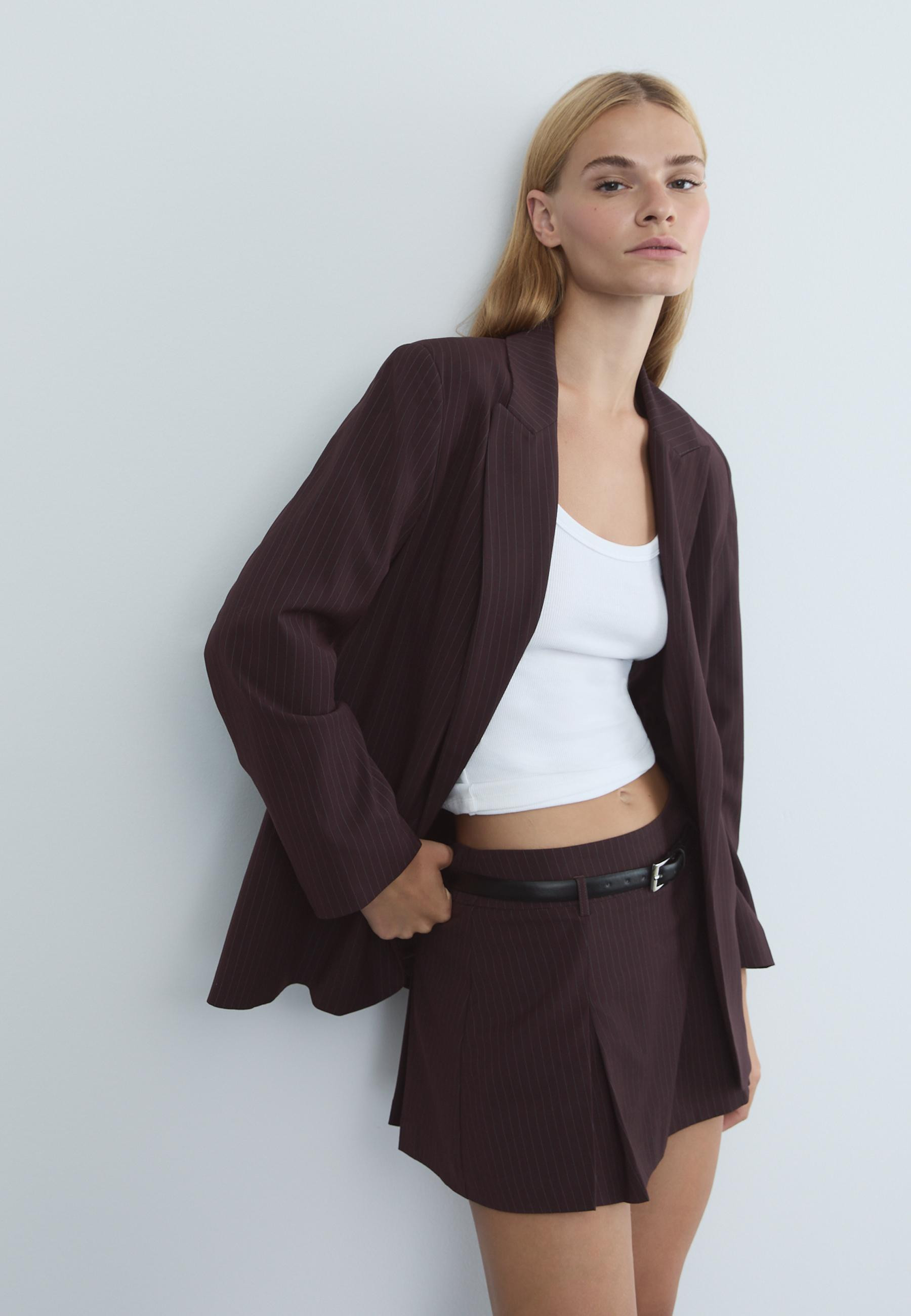 Gestreifter Slim-Fit-Blazer mit Wickeloptik | Stradivarius DE