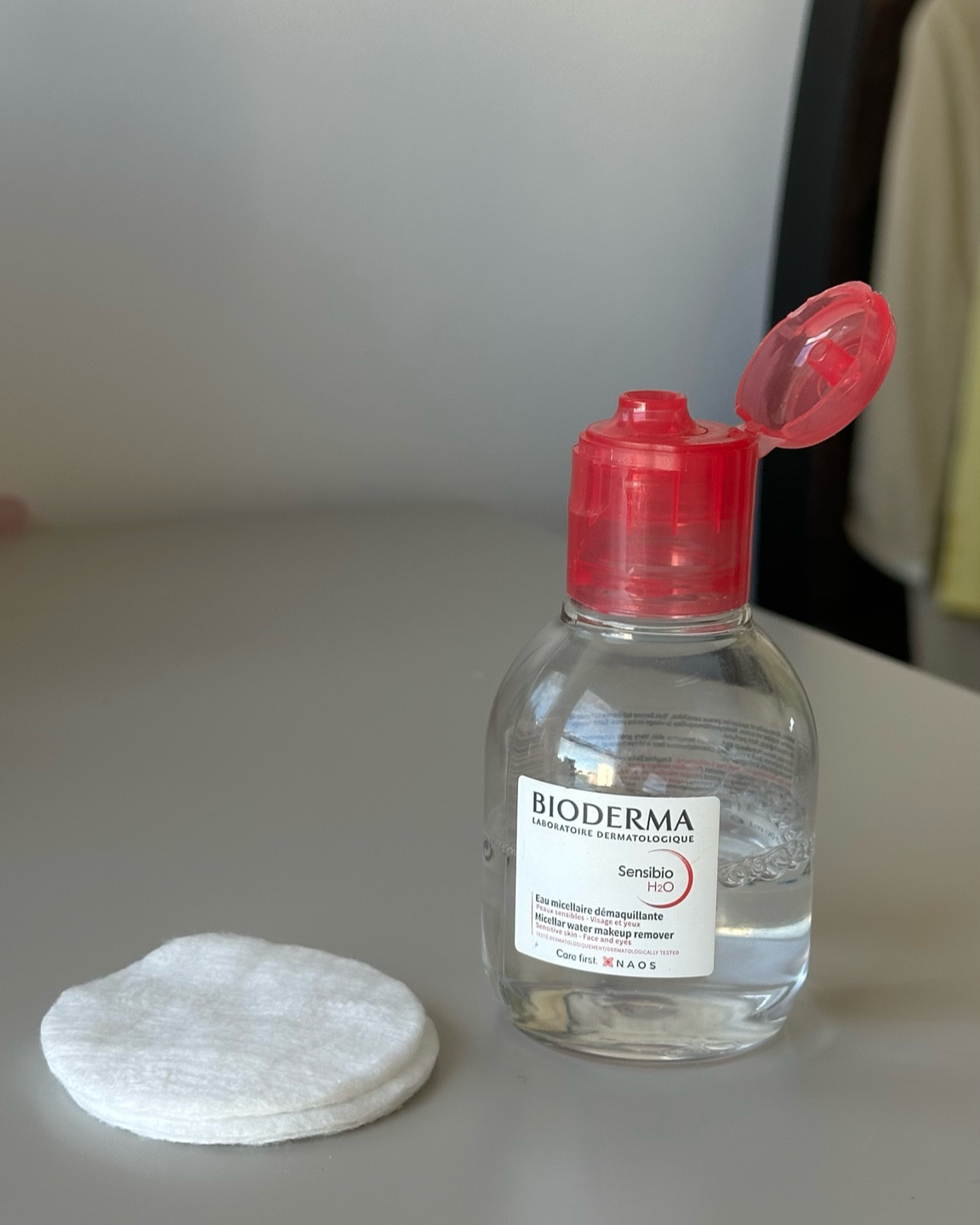 Água micelar calmante para todos os tipos de peles, até as mais sensíveis. Bioderma Sensibio H2O remove maquiagem e impurezas enquanto acalma e preserva a película de proteção natural cutânea, além de ajudar a reconstruí-la.