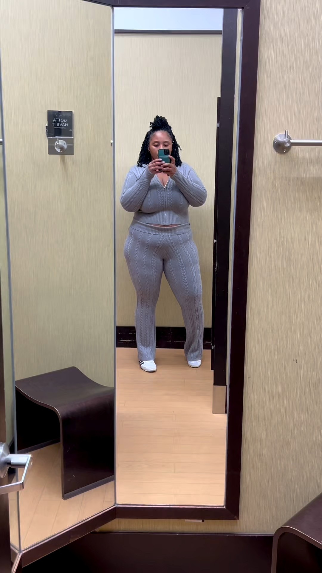 Im 5”11 289lbs “56in hips wearing a XL but could definitely have sized up 