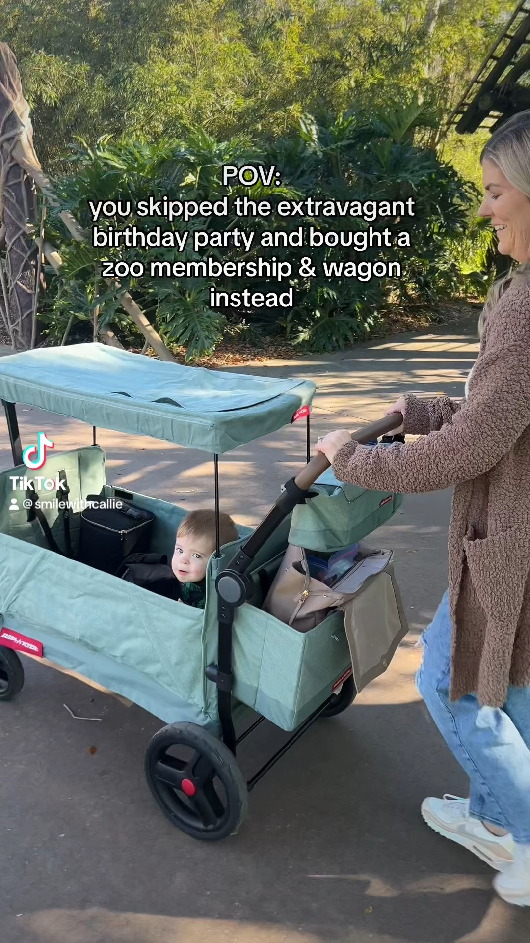 The best stroller wagon for a one year olds birthday gift #strollerwagon #radioflyer 