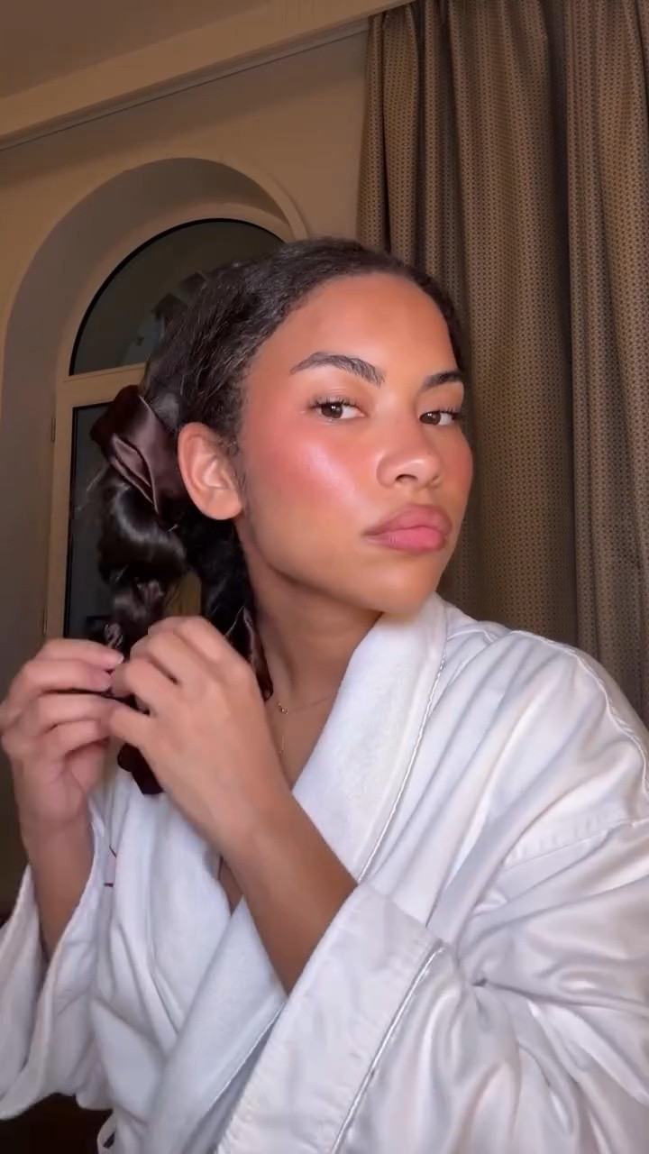 GRWM night 1 in Paris!!🎀 

moisturizer @thewhoo_official
concealer + skin tint @hourglasscosmetics 
bronzer + blush @saiebeauty 
powder bronzer @patricktabeauty 
mascara @tartecosmetics 
lip stain @hudabeauty 
lip liner @jonesroadbeauty 

#naturalmakeup #naturalglam #grwm #glowymakeup #summermakeup #makeuptutorial