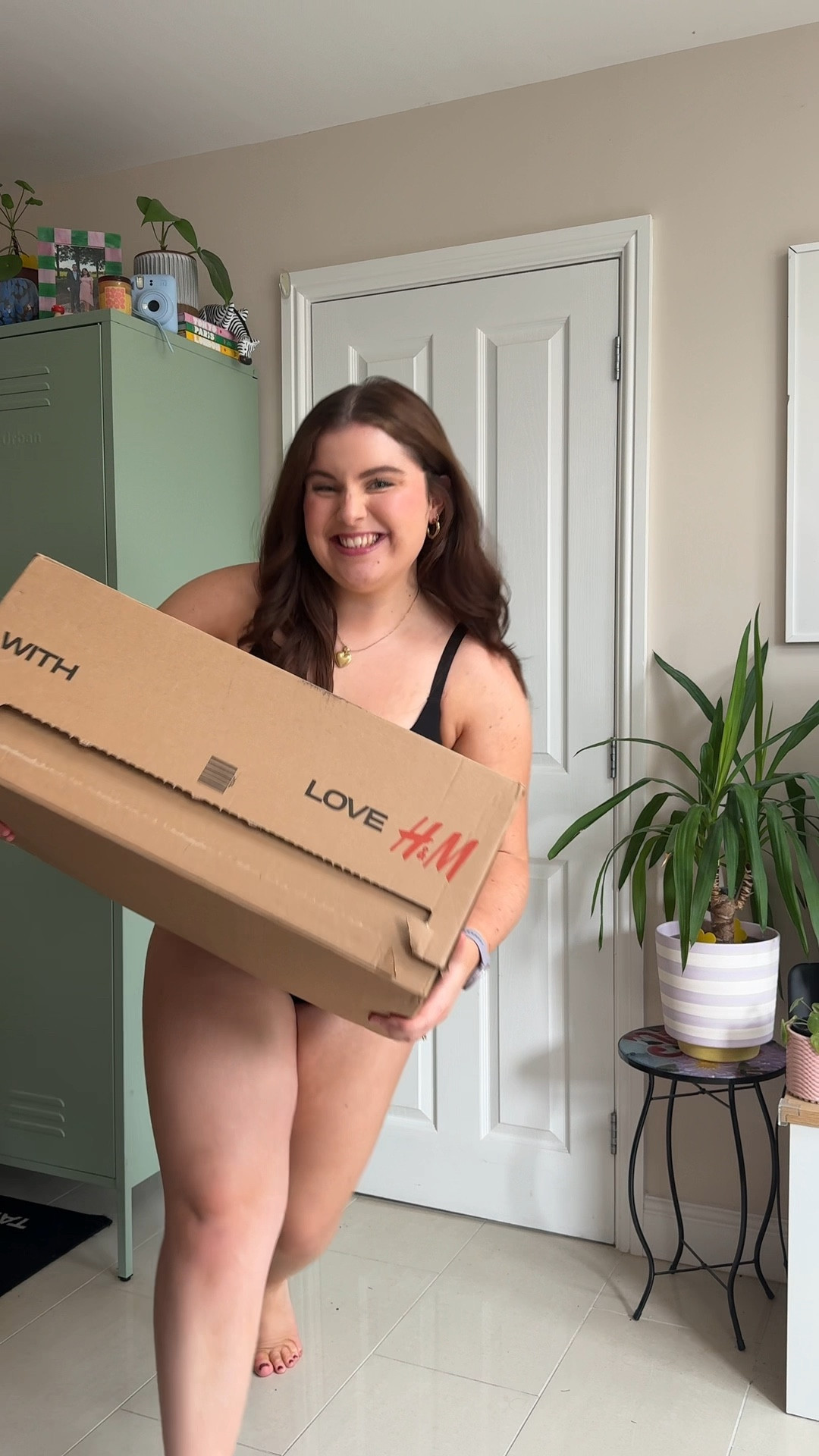 I’m a UK14 and I wear an M in the tops and an L in the bottoms!

I’d size up in the jeans if you can too because they’re quite tight!


LTKxH&M, H&M try on, H&M autumn try on, H&M jeans, H&M knit dress, teddy jacket, teddy cardigan 

#LTKmidsize #LTKautumn #LTKjeans