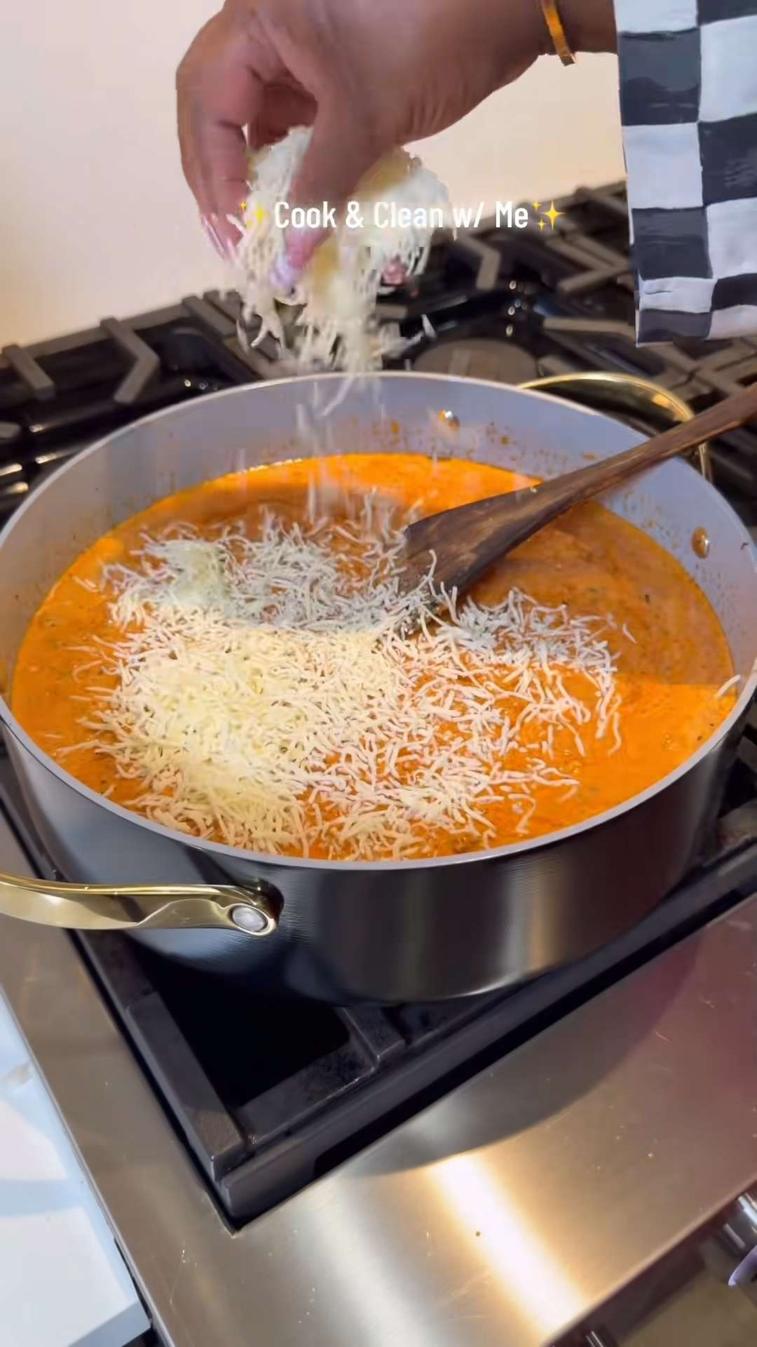 Are you a clean as you go type person? 🧽🫧✨Or wait till the end?? 🧐 Cook the Best tasting pasta dish & clean w/ me!!! #cleantok #asmr #Cleaning #cleanhome #cooking 

 #LTKHome