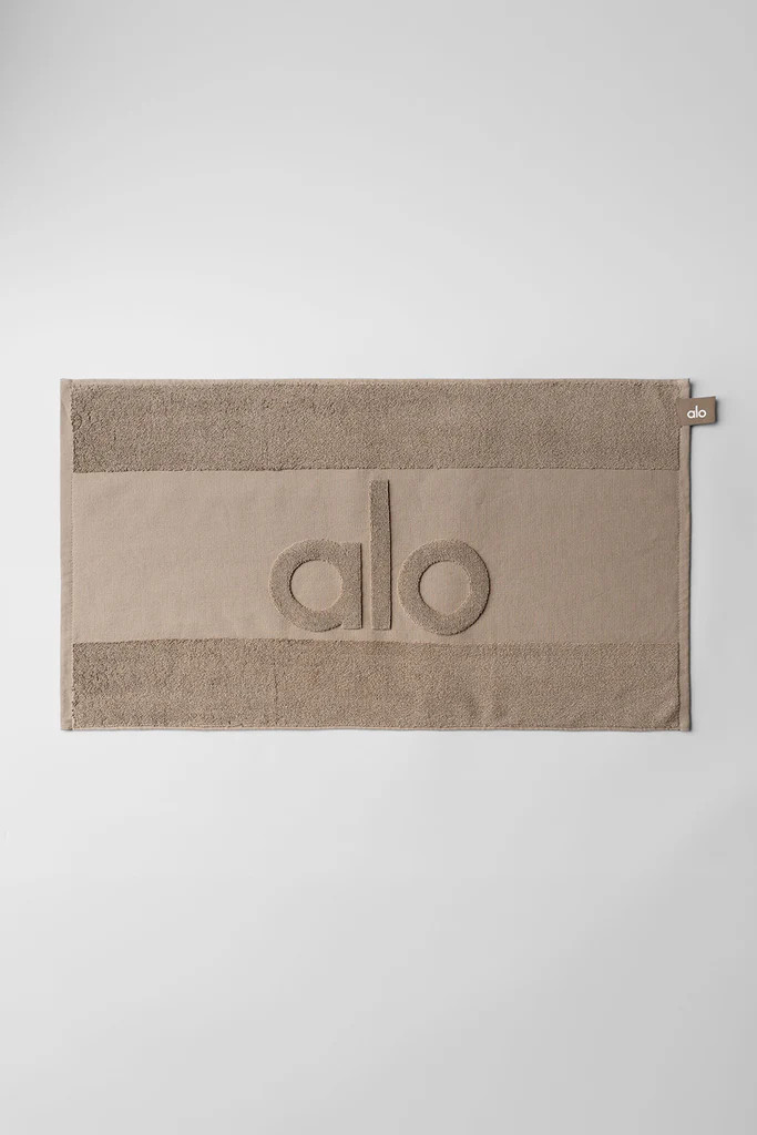 Keep It Cool Gym Towel - Gravel | Alo Yoga