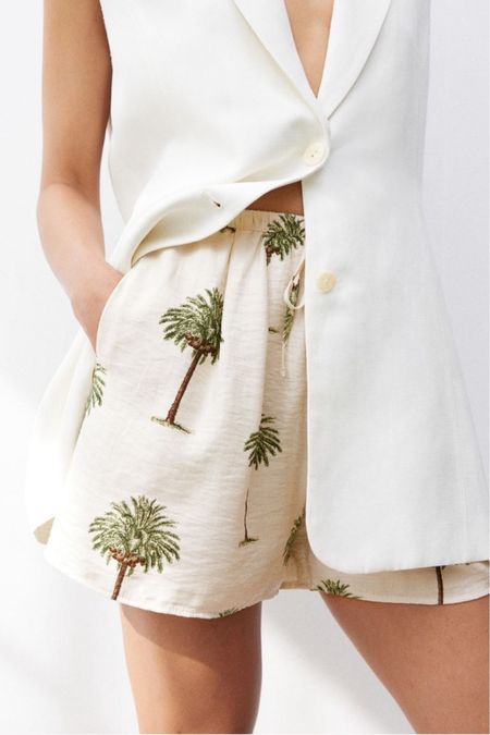 Palm tree print shorts

#LTKSeasonal #LTKstyletip #LTKfindsunder50